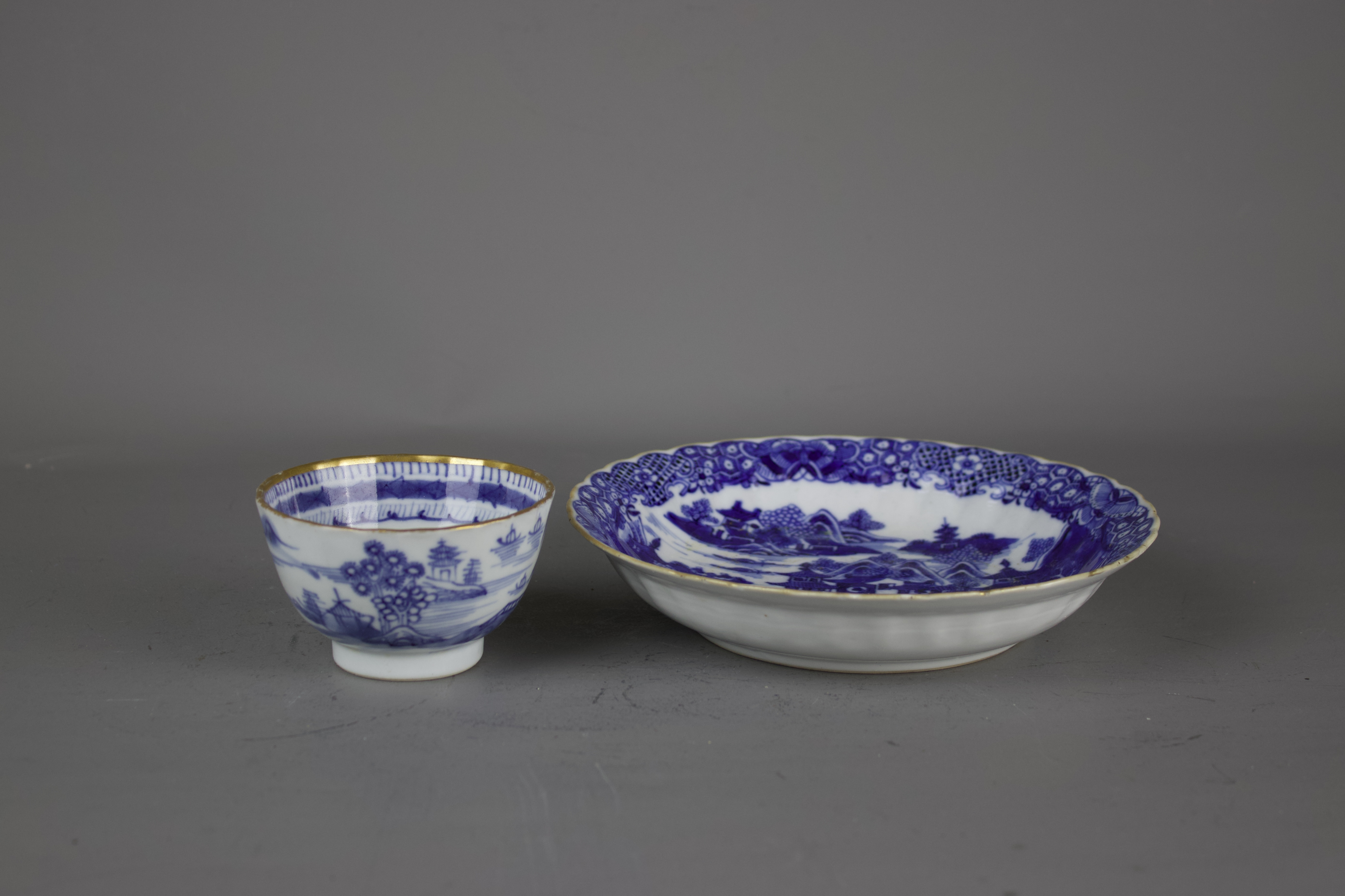 A blue and white porcelain tea cup and saucer, 19th/20th C. Size: ' Depicting landscapes with hills, - Image 3 of 4