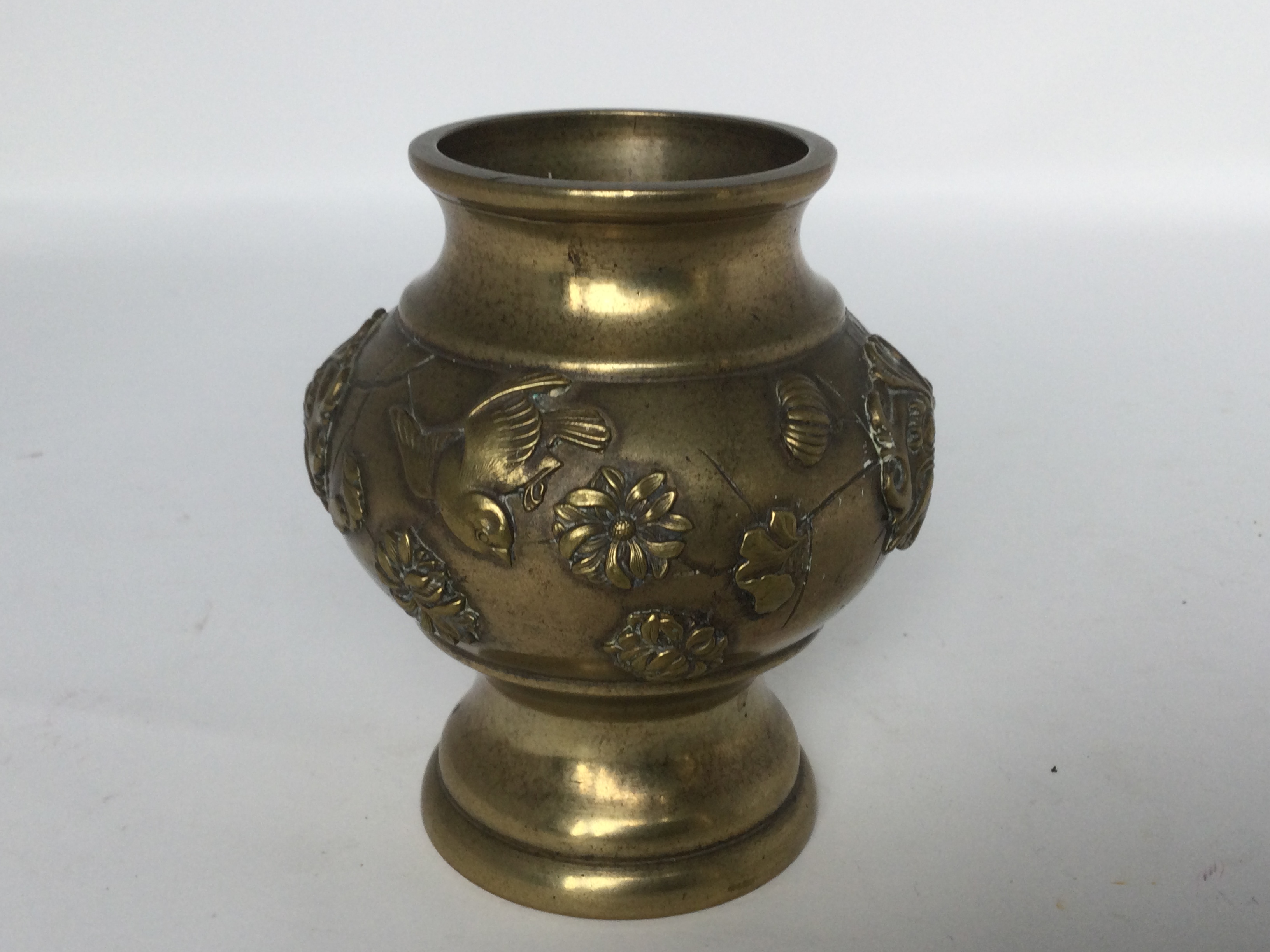 A brass vase, 19th/20th C. H: 10cm The body is decorated with relief of birds, beast masks and - Image 5 of 6
