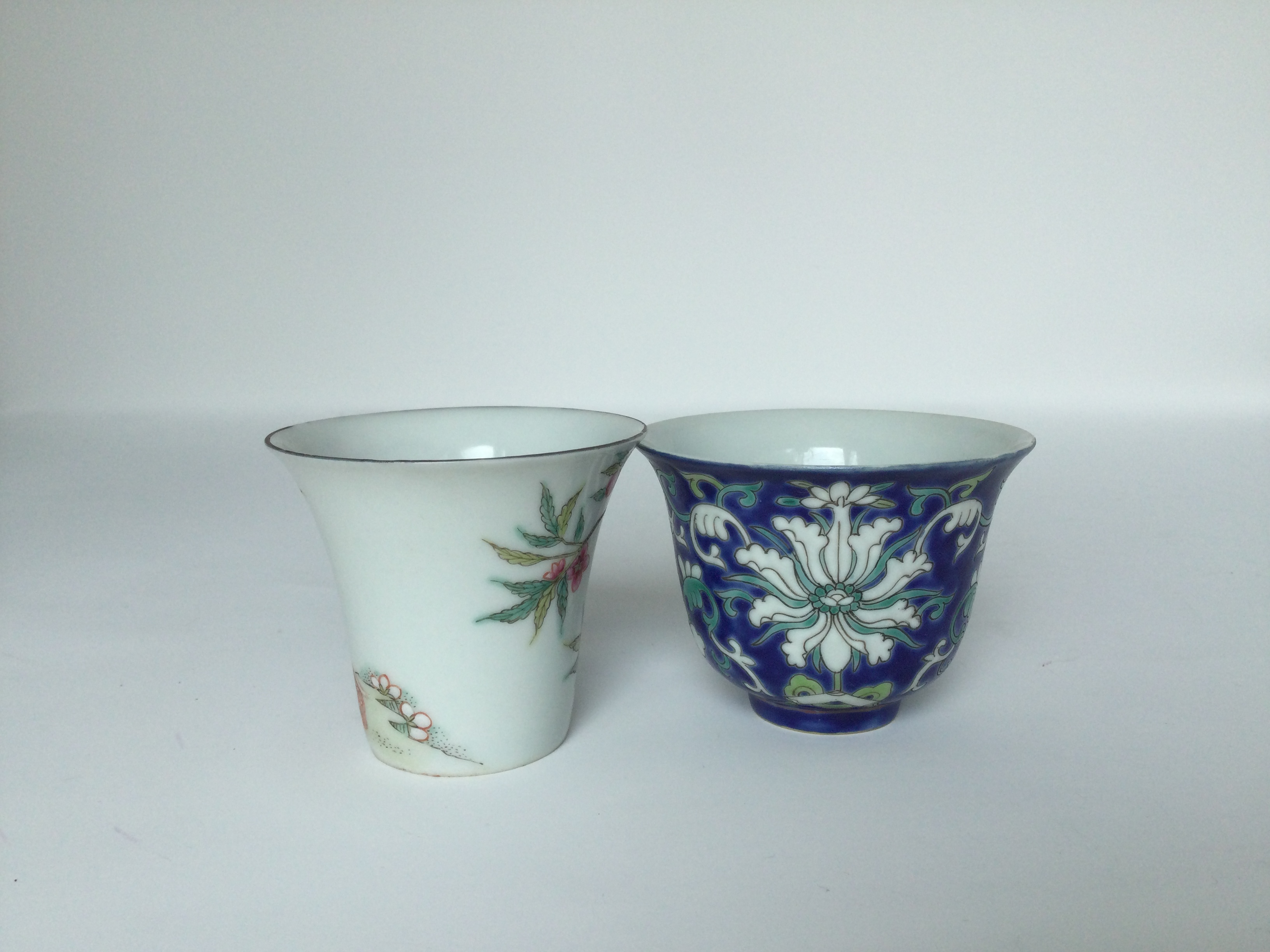 Two famille rose tea cups, 19th/20th C. H: 6.5cm One is decorated with a peach tree and blooms, - Image 5 of 6