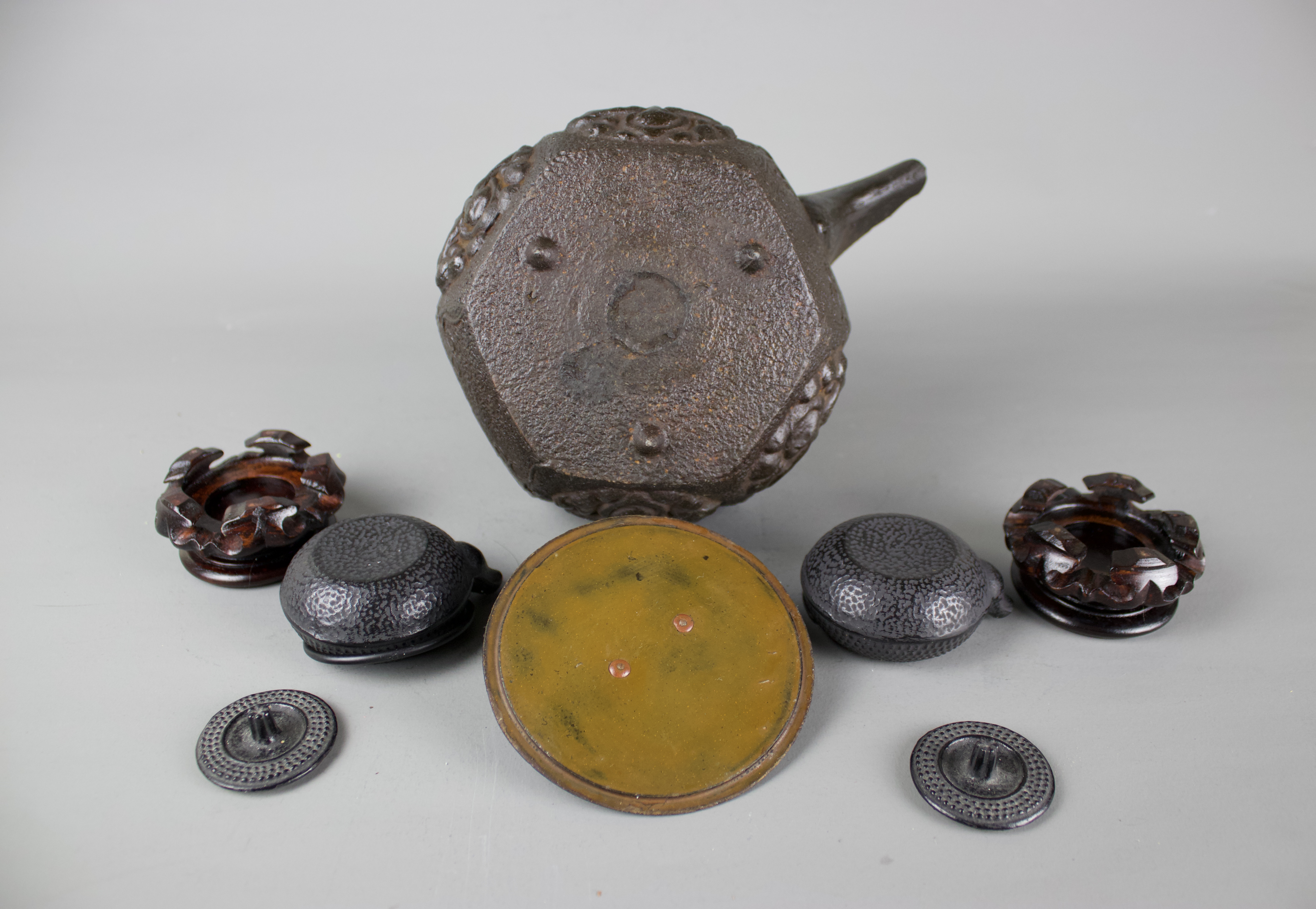 A Japanese cast iron tebsubin, 19th C and a pair of cast iron mini teapots on wooden stands, 20th C. - Image 6 of 6