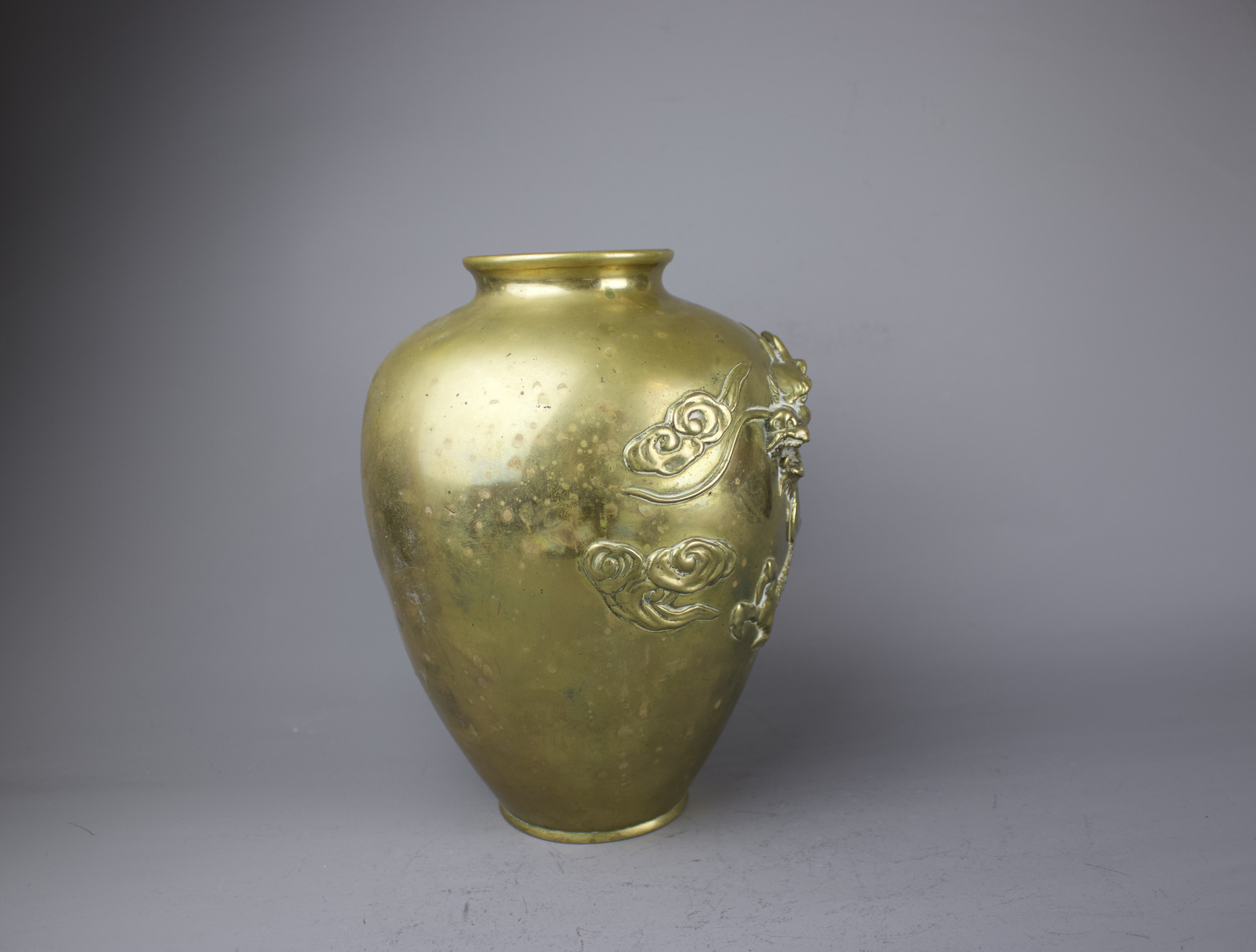 A large and heavy brass vase, 19th/20th C. H: 24cm An embossed flying dragon among clouds - Image 4 of 6