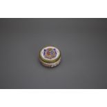 An Armorial Snuff Box, in Chinese Export style H : 3.5cm, W: 6.5cm Of cylindrical form, decorated on