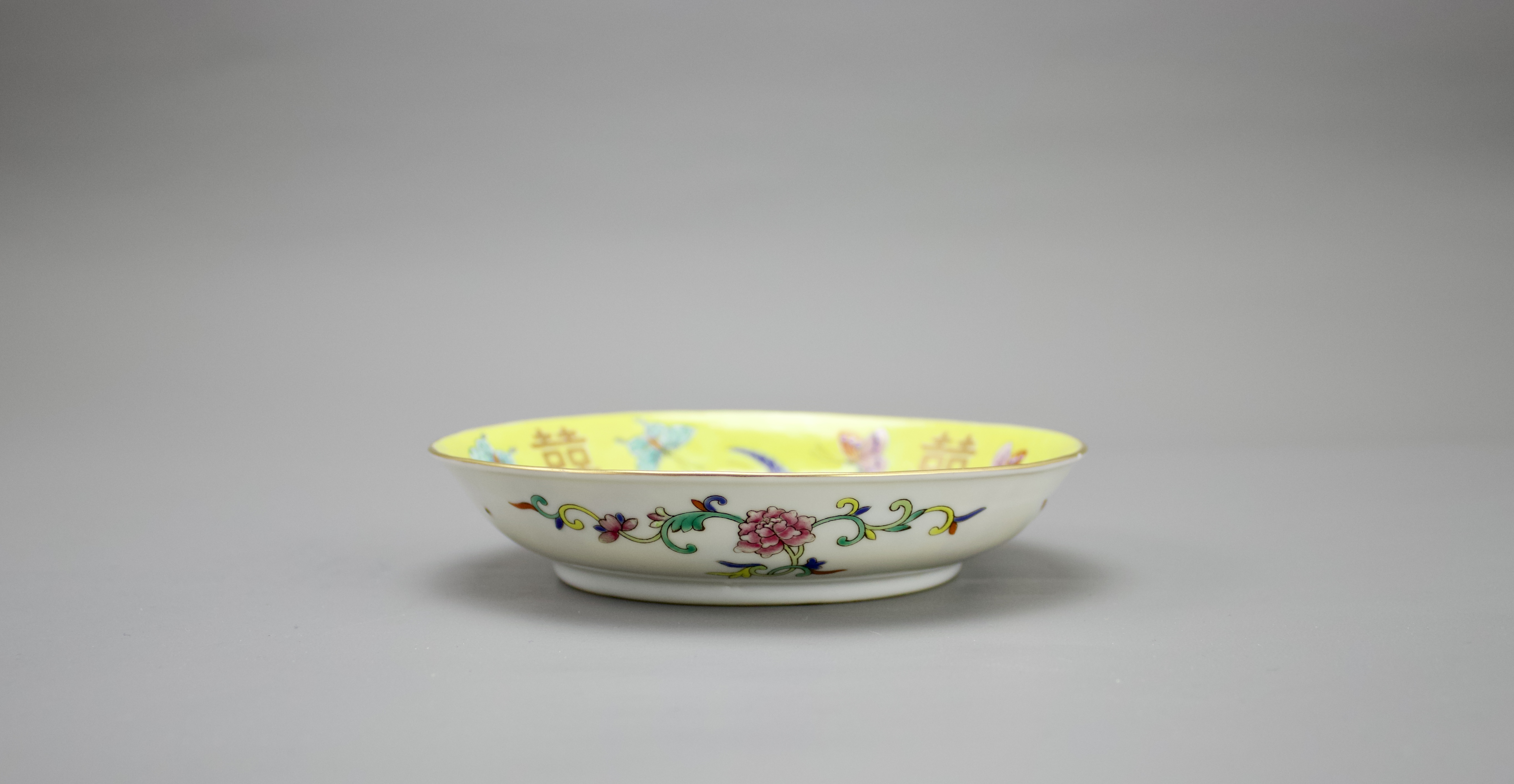 A Yellow Ground 'Double Happiness' Dish, four character iron red mark of Tongzhi W: 14.3cm Painted - Image 3 of 5