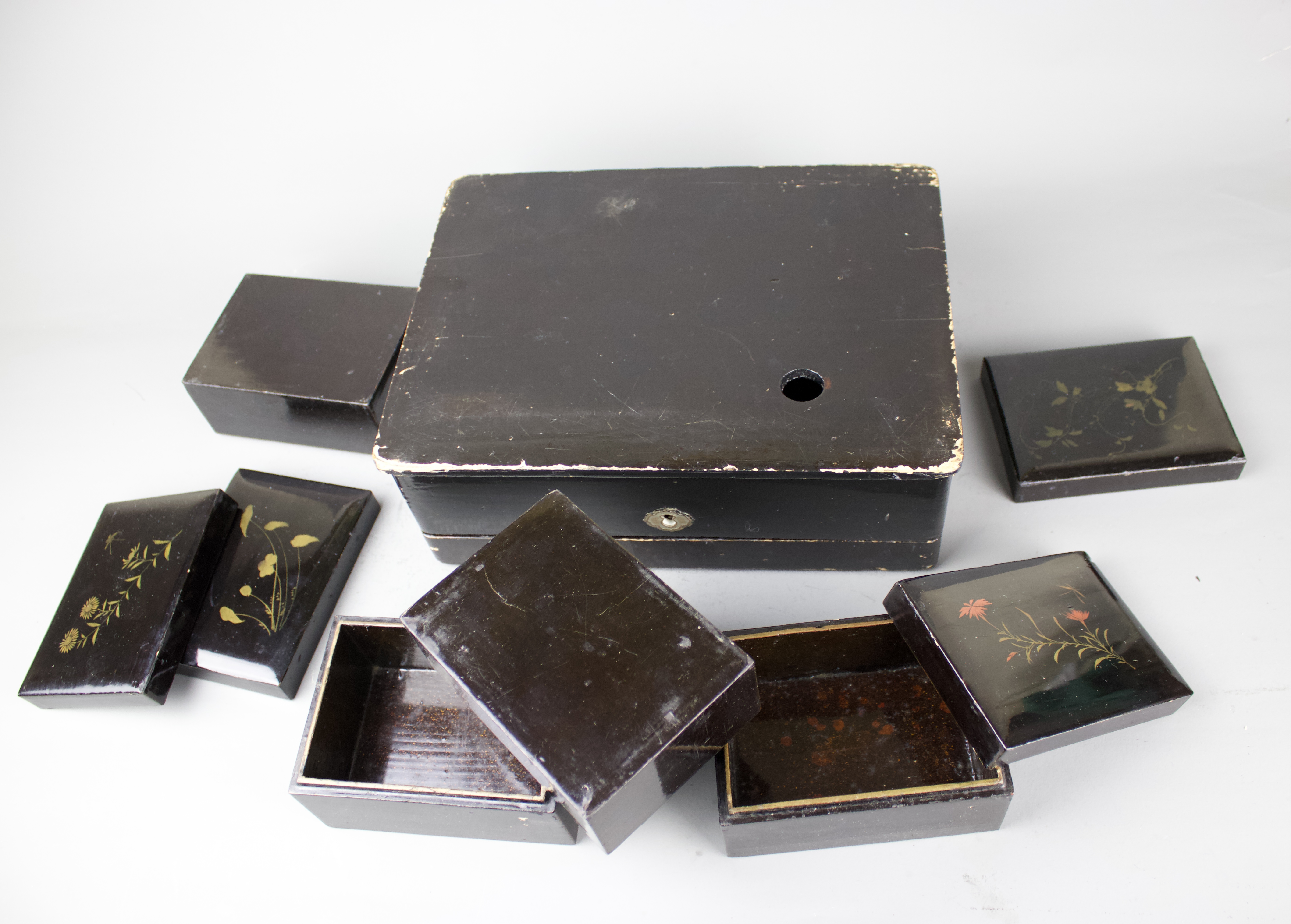 An Oriental lacquer wooden cards box, 19th/20th century. 24x18.5x9cm Four cards are painted on a - Image 6 of 6