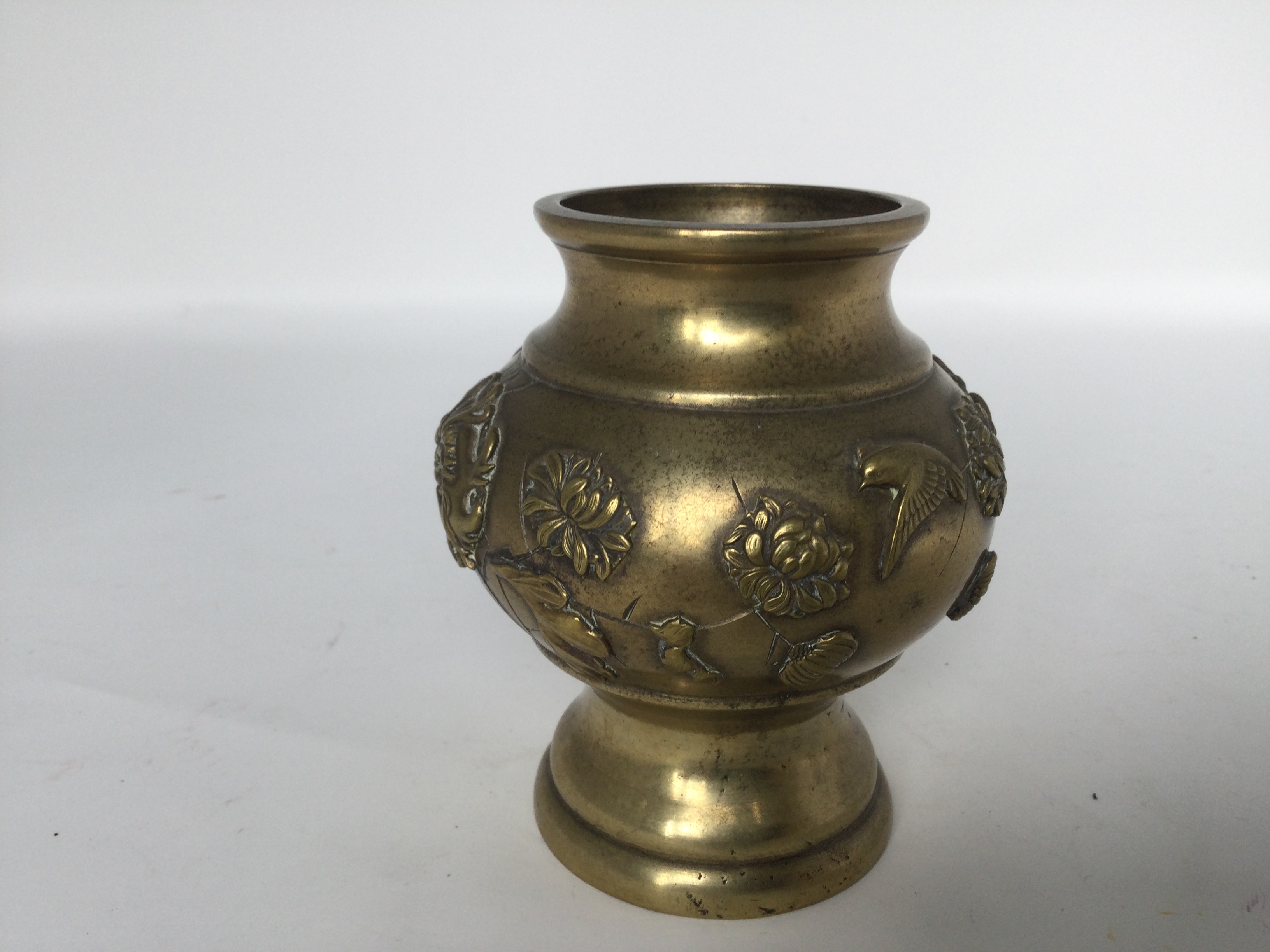 A brass vase, 19th/20th C. H: 10cm The body is decorated with relief of birds, beast masks and - Image 2 of 6