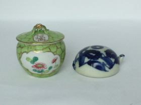 Two scholars' porcelain piece, 19th/20th C. H: 7cm One is a famille rose bowl and cover. Flowers