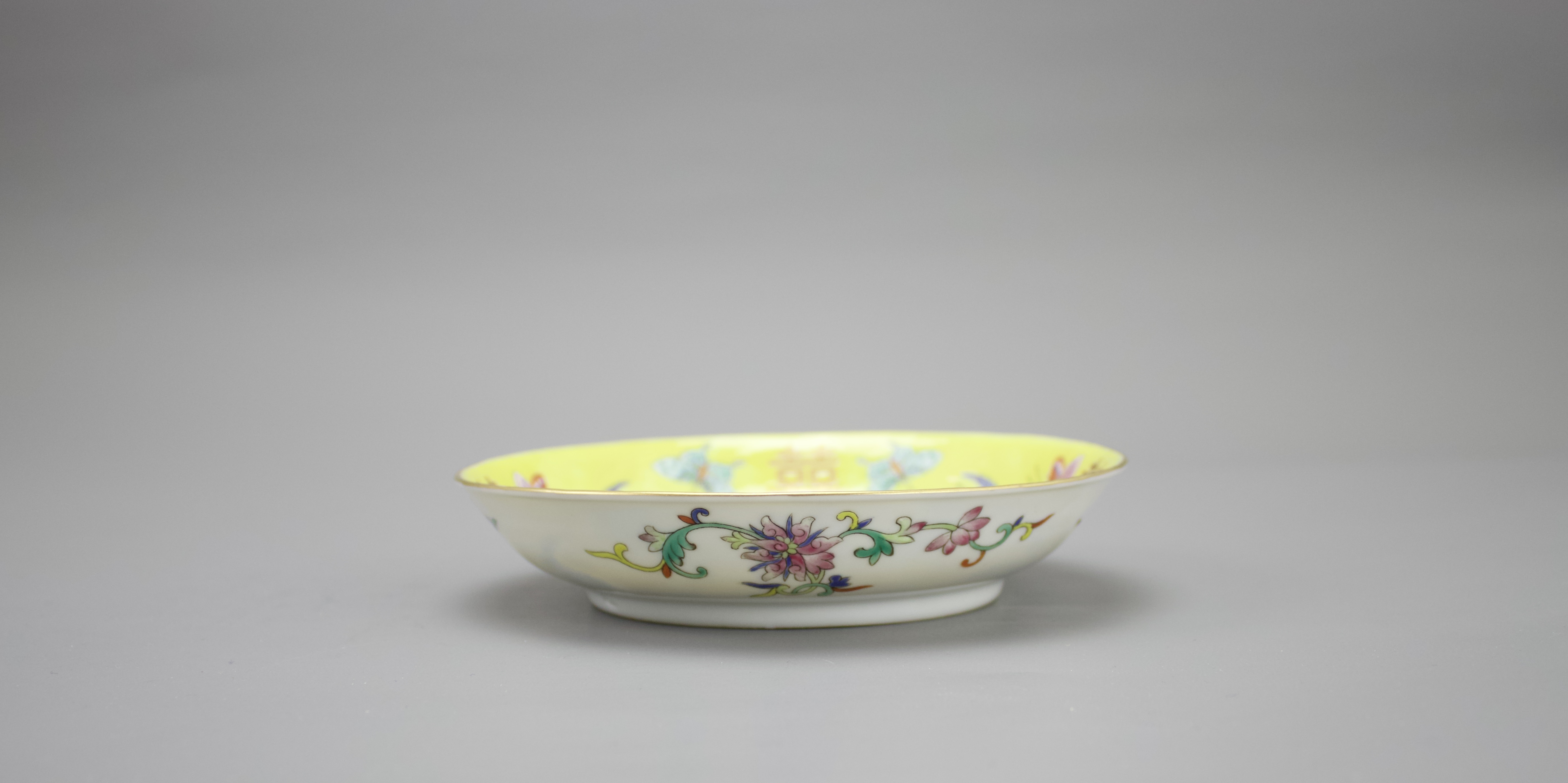 A Yellow Ground 'Double Happiness' Dish, four character iron red mark of Tongzhi W: 14.3cm Painted - Image 5 of 5