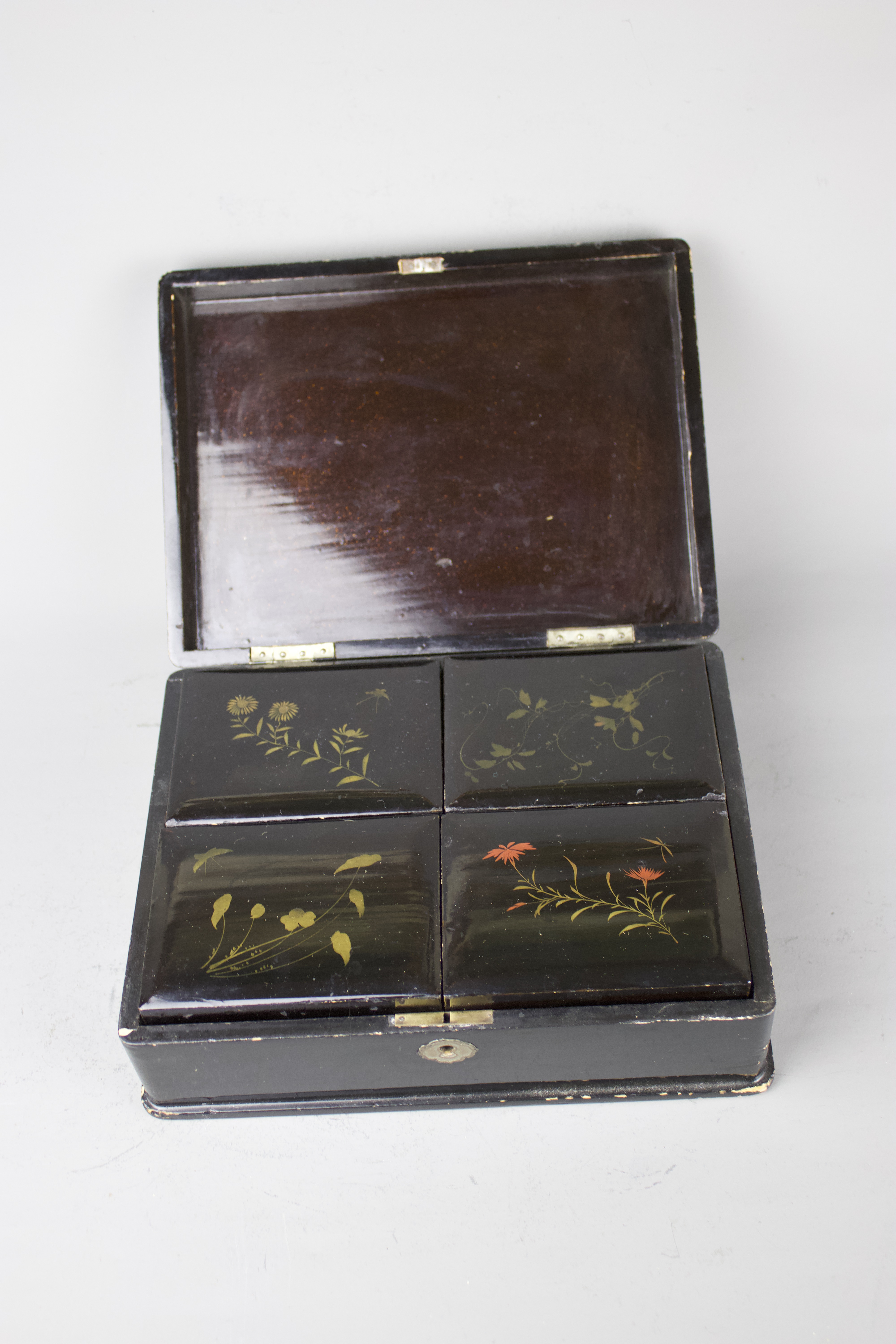 An Oriental lacquer wooden cards box, 19th/20th century. 24x18.5x9cm Four cards are painted on a - Image 3 of 6