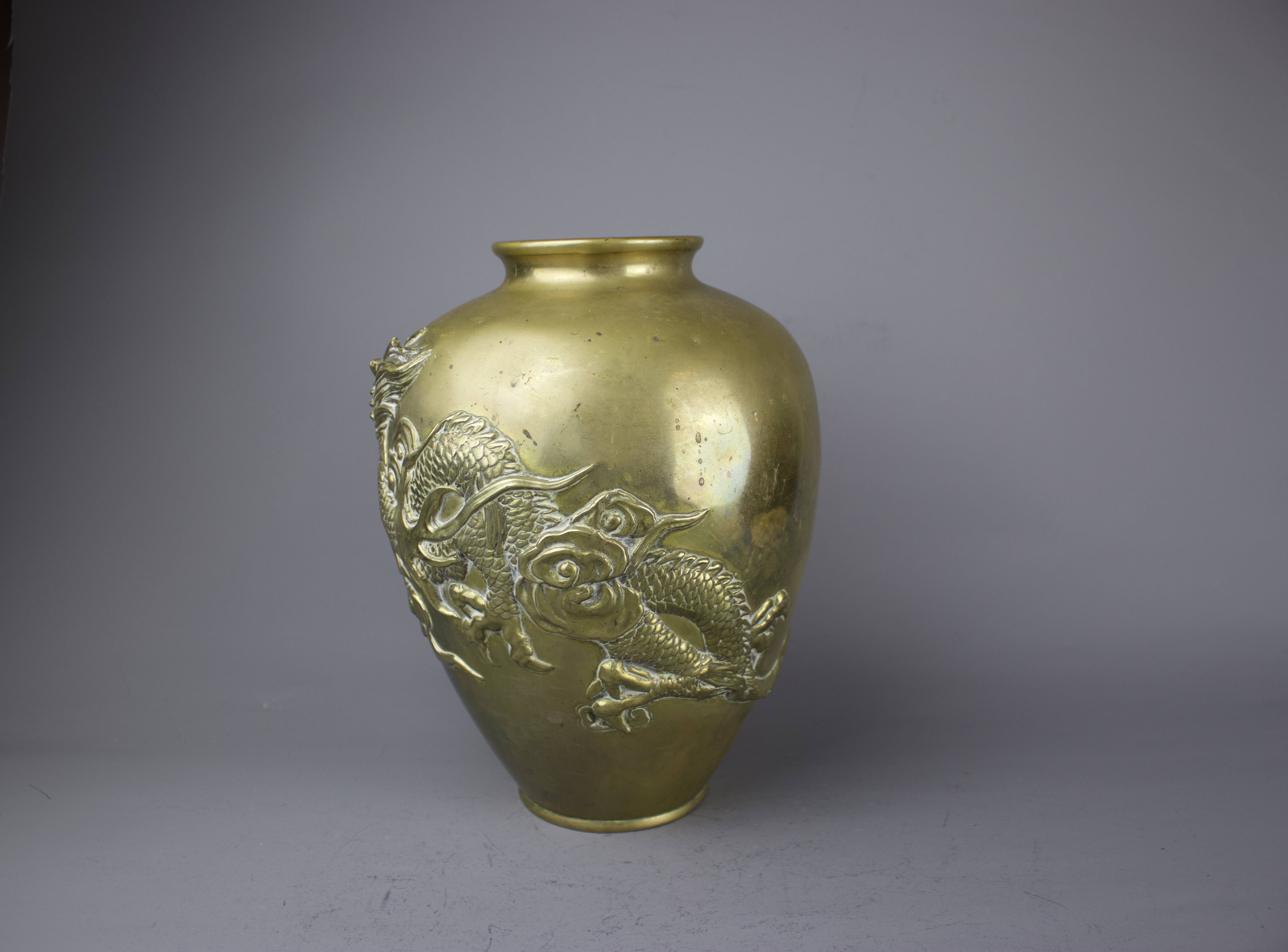 A large and heavy brass vase, 19th/20th C. H: 24cm An embossed flying dragon among clouds - Image 2 of 6