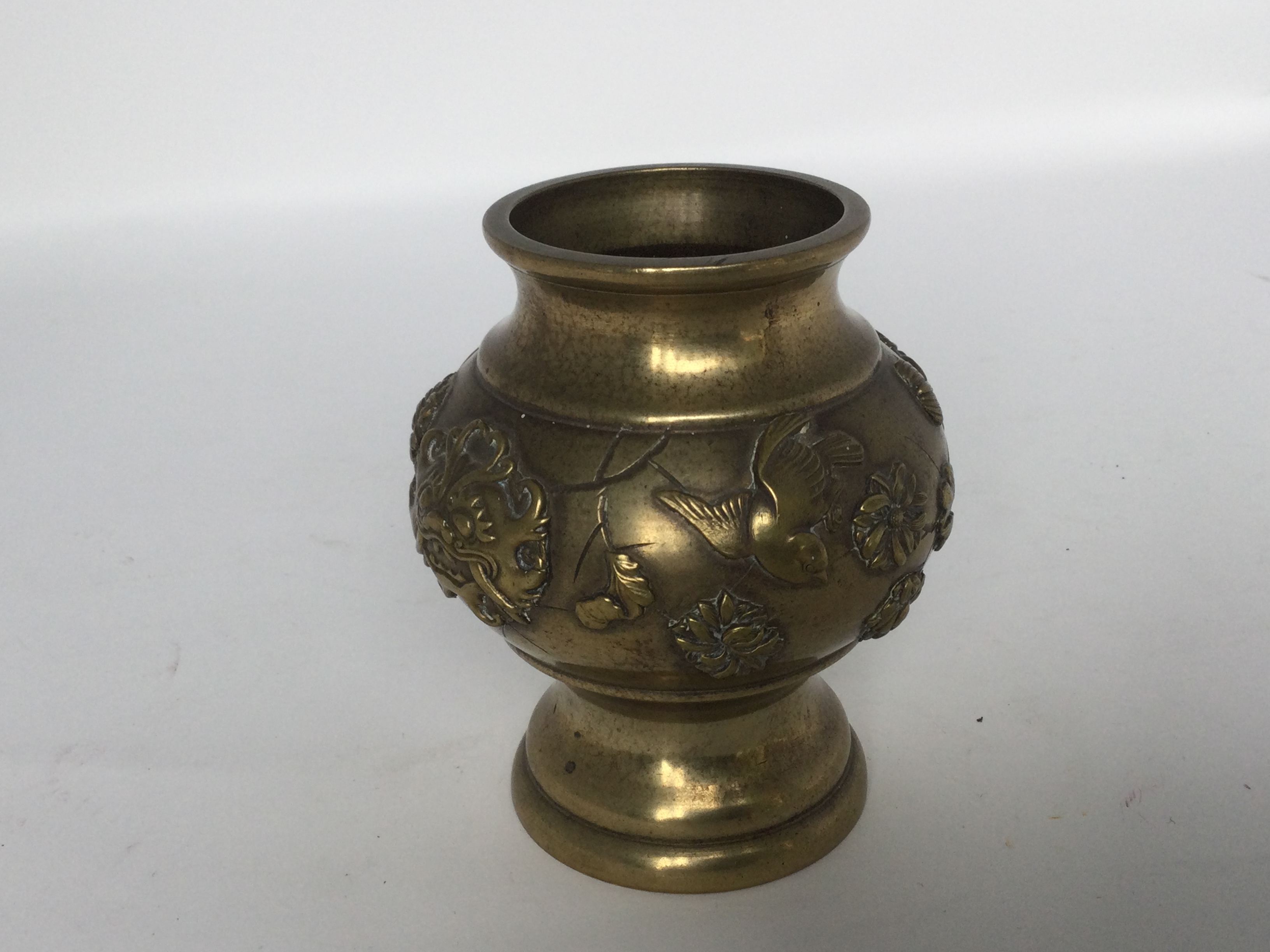 A brass vase, 19th/20th C. H: 10cm The body is decorated with relief of birds, beast masks and - Image 6 of 6