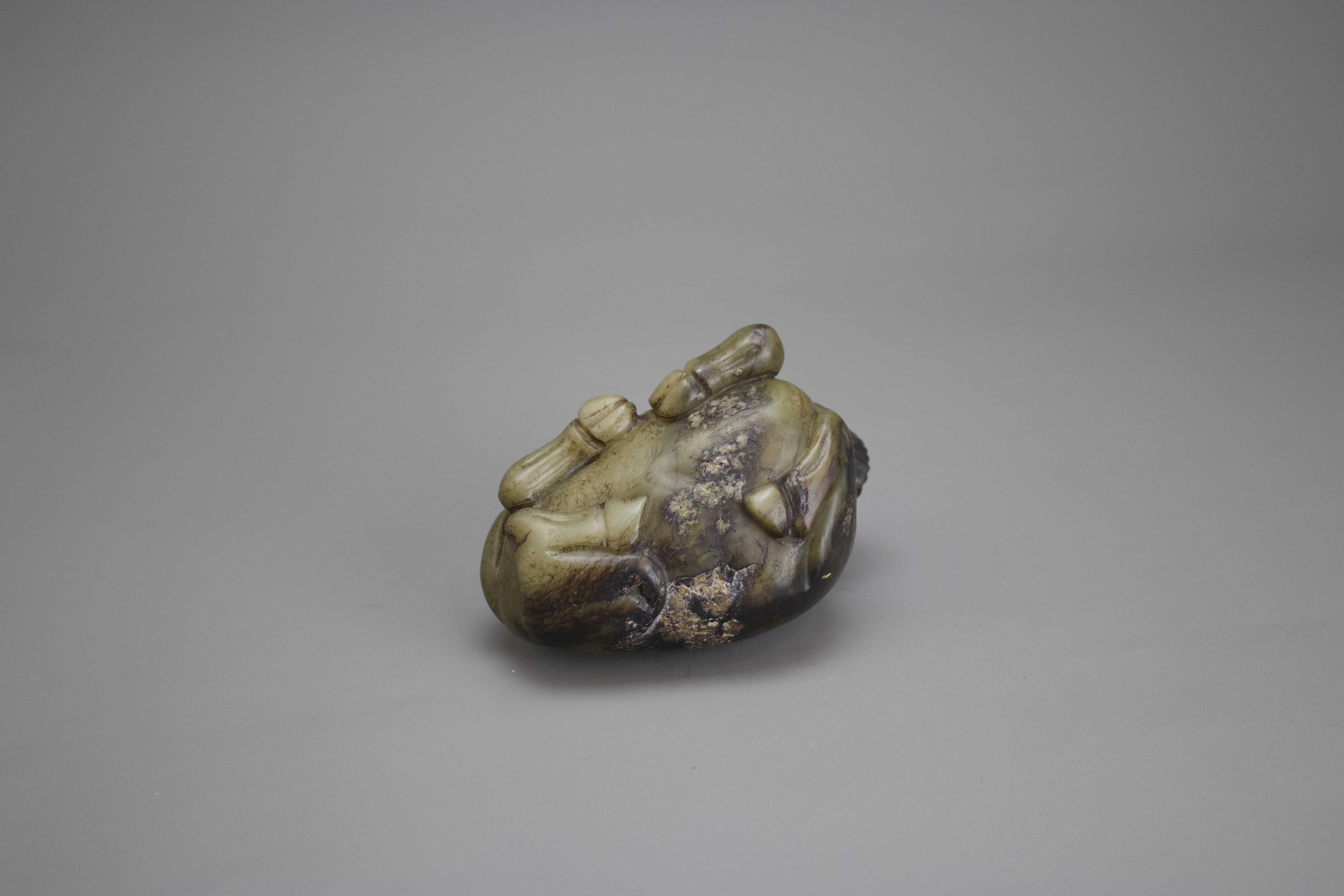 A Jade seated Buffalo, c. 1920 in Ming style H: 5cm w: 9cm A Jade seated Buffalo, c. 1920 in Ming - Image 5 of 10
