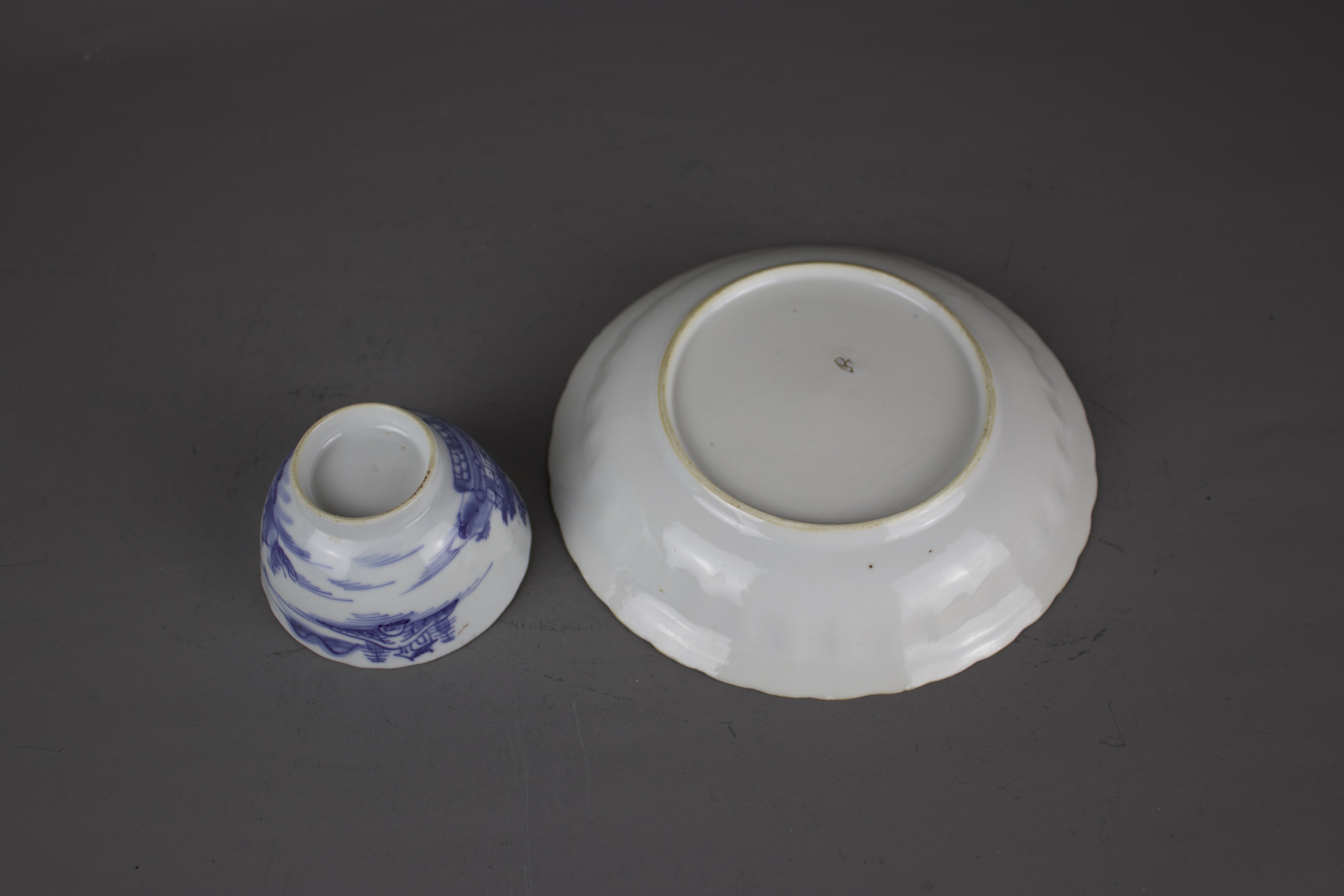 A blue and white porcelain tea cup and saucer, 19th/20th C. Size: ' Depicting landscapes with hills, - Image 4 of 4
