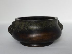 A heavy Chinese bronze censer, 19th/20th C. W: 18cm Beautiful patina all over. Compressed form