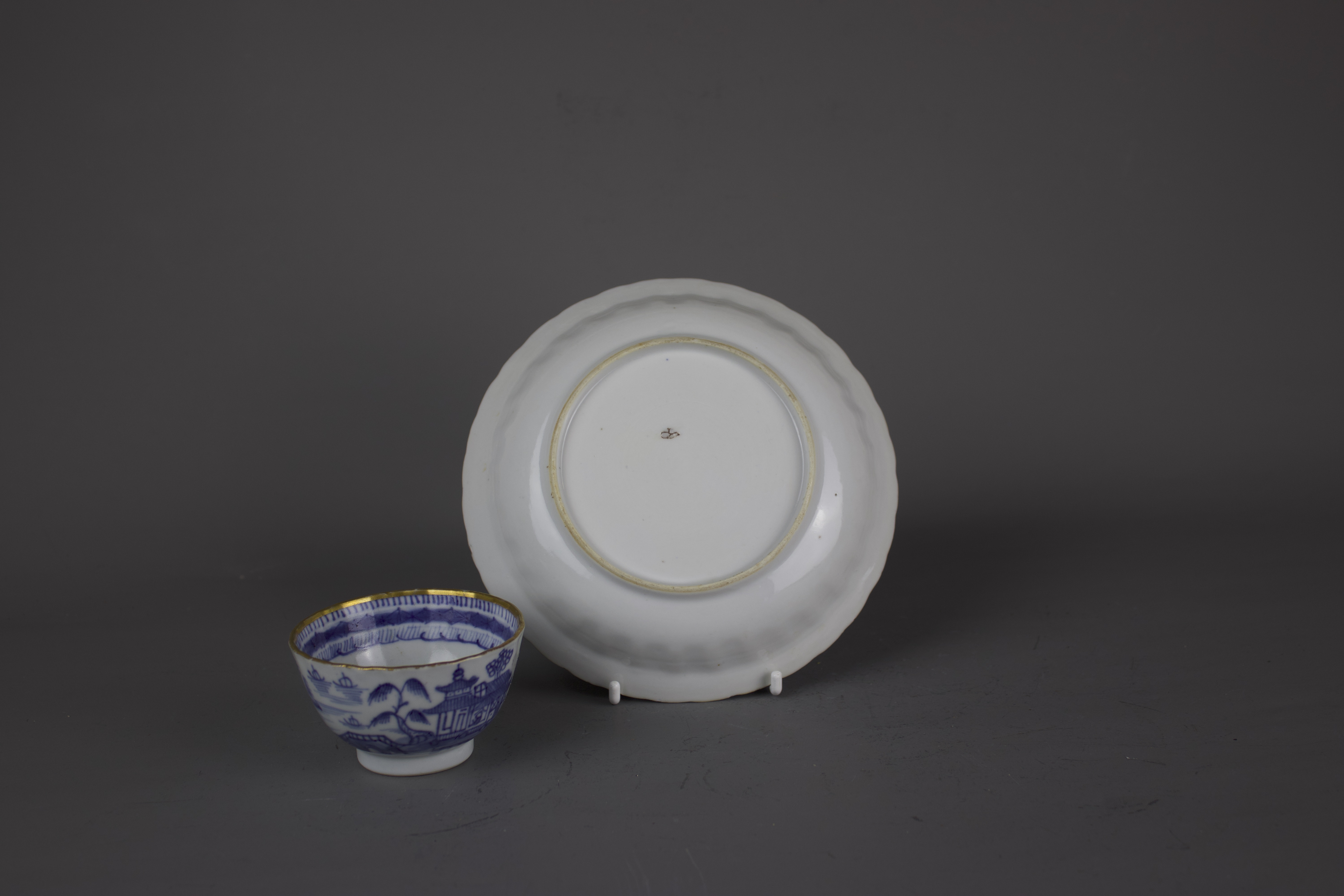 A blue and white porcelain tea cup and saucer, 19th/20th C. Size: ' Depicting landscapes with hills, - Image 2 of 4