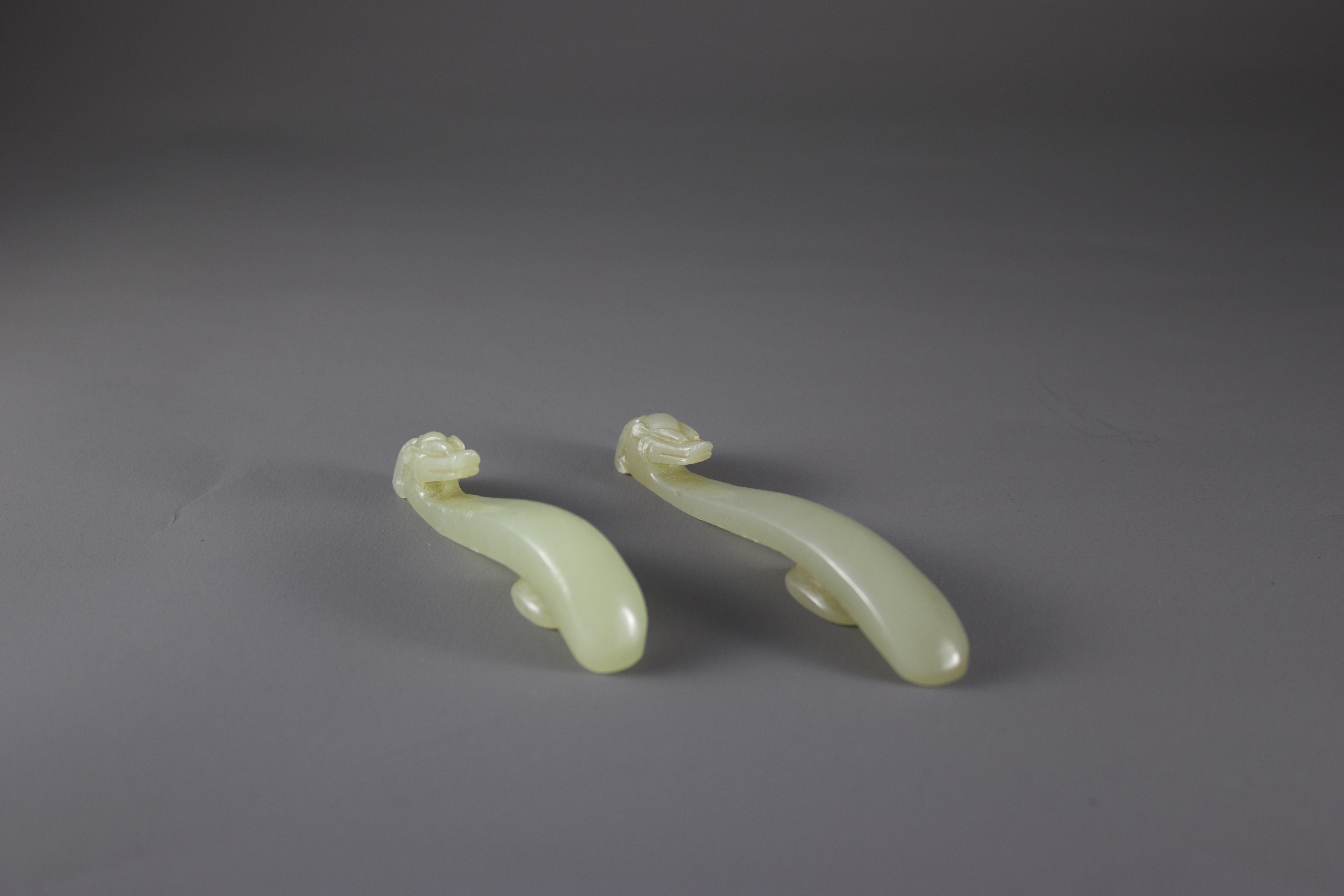 Two celadon Jade belthooks, Qing Dynasty L: 9.5cm Two celadon Jade belthooks, Qing dynasty With - Image 7 of 8