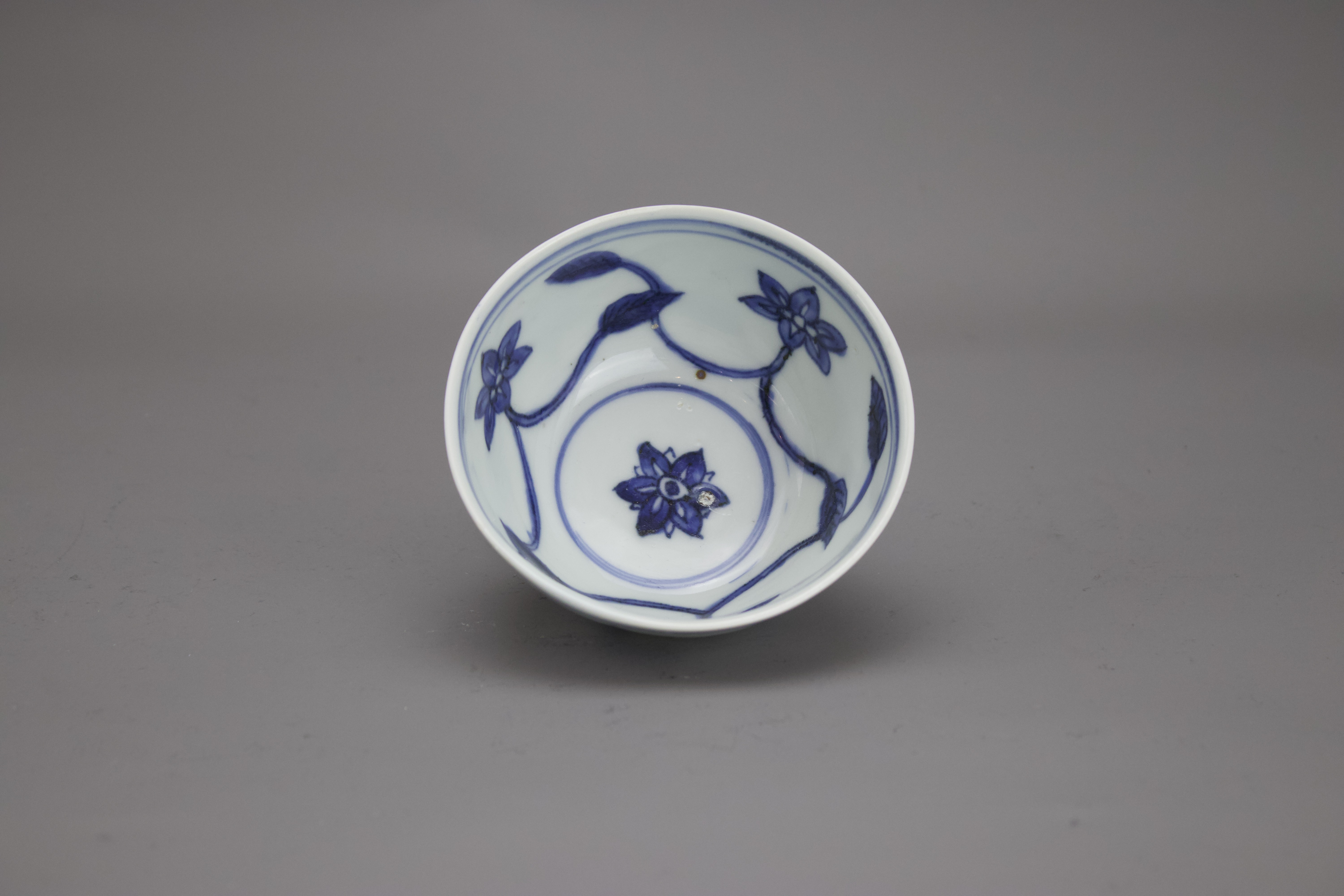 A blue and white Bowl, late Ming DynastyW: 9.5cm A blue and white Bowl, late Ming dynasty well - Image 2 of 5