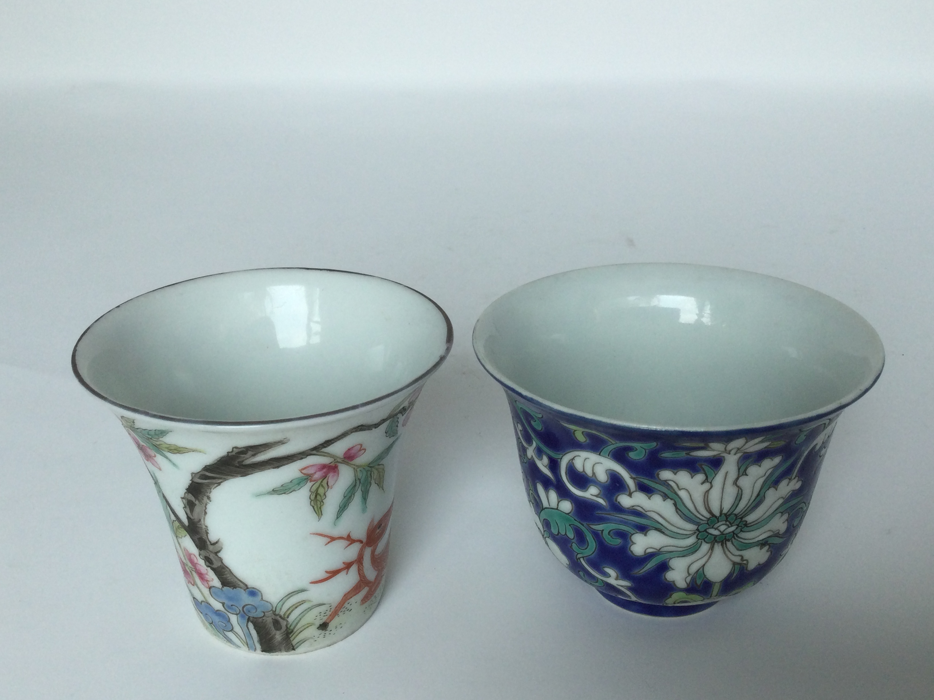 Two famille rose tea cups, 19th/20th C. H: 6.5cm One is decorated with a peach tree and blooms, - Image 6 of 6