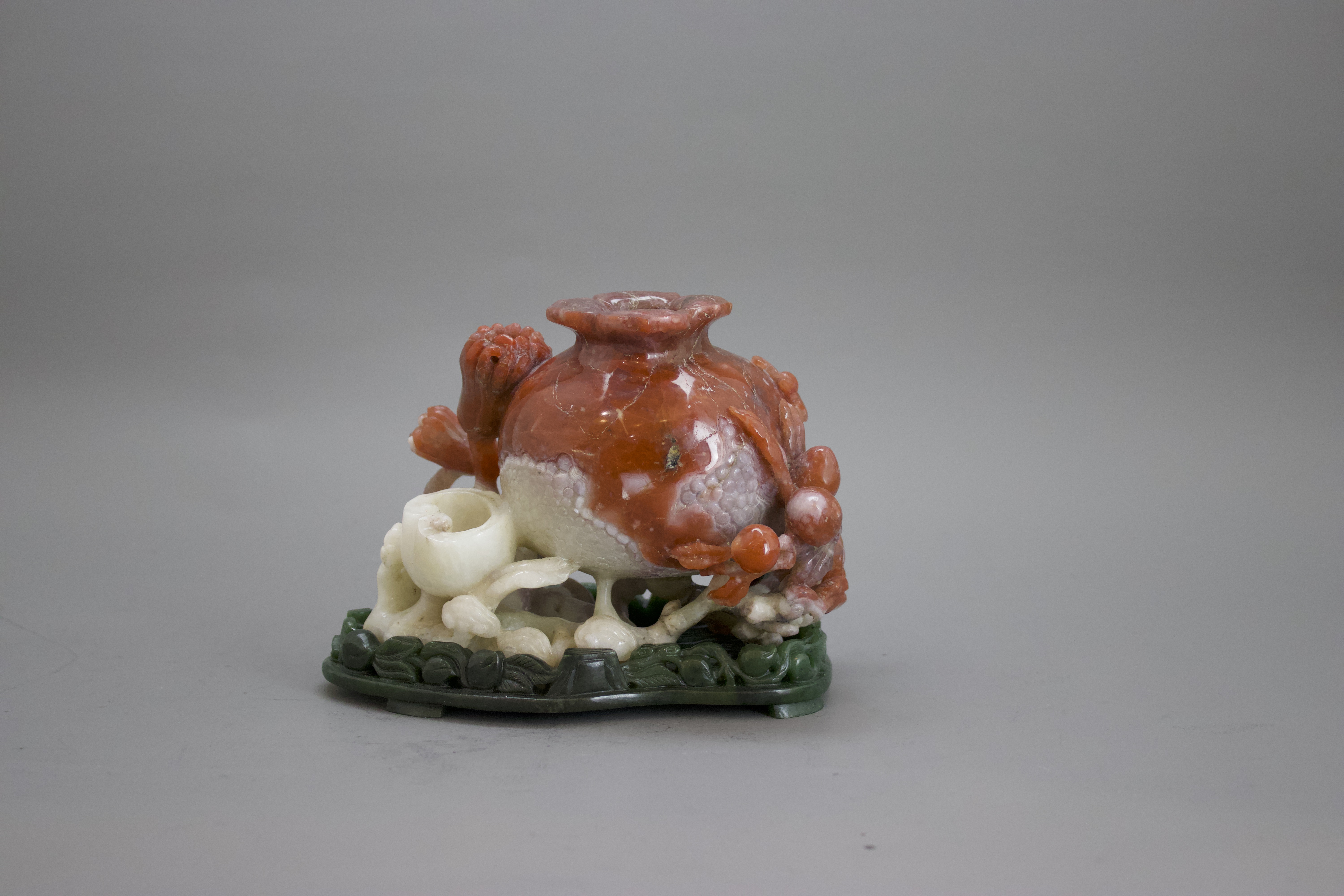 A Carnelian Pomegranate Waterpot, Qing dynasty or laterH: 14cm.overall A Carnelian Pomegranate - Image 2 of 6