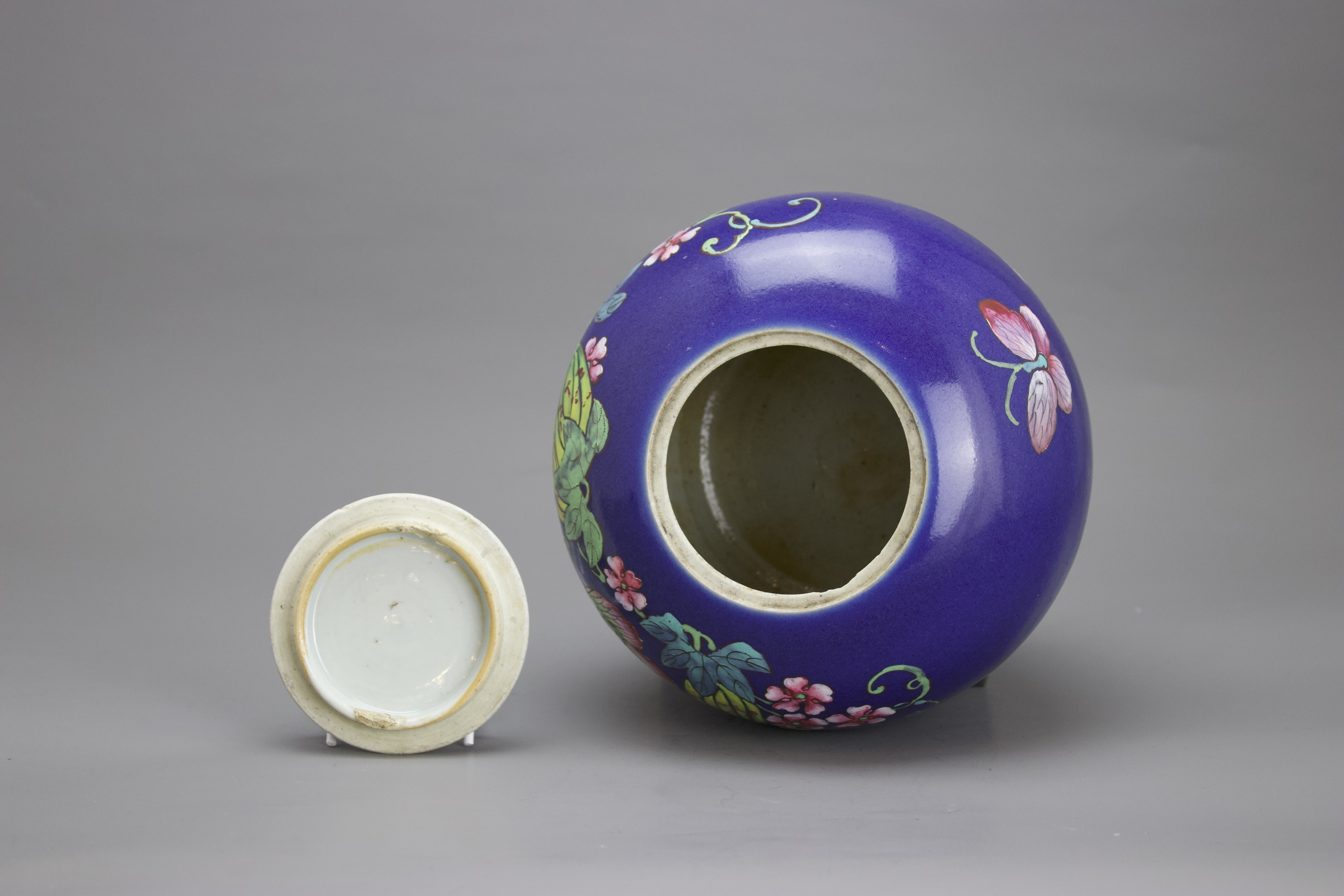 A blue ground 'famille rose' Jar and Cover, c. 1900 H: 19.5cm of globular form, decorated with gourd - Image 7 of 7