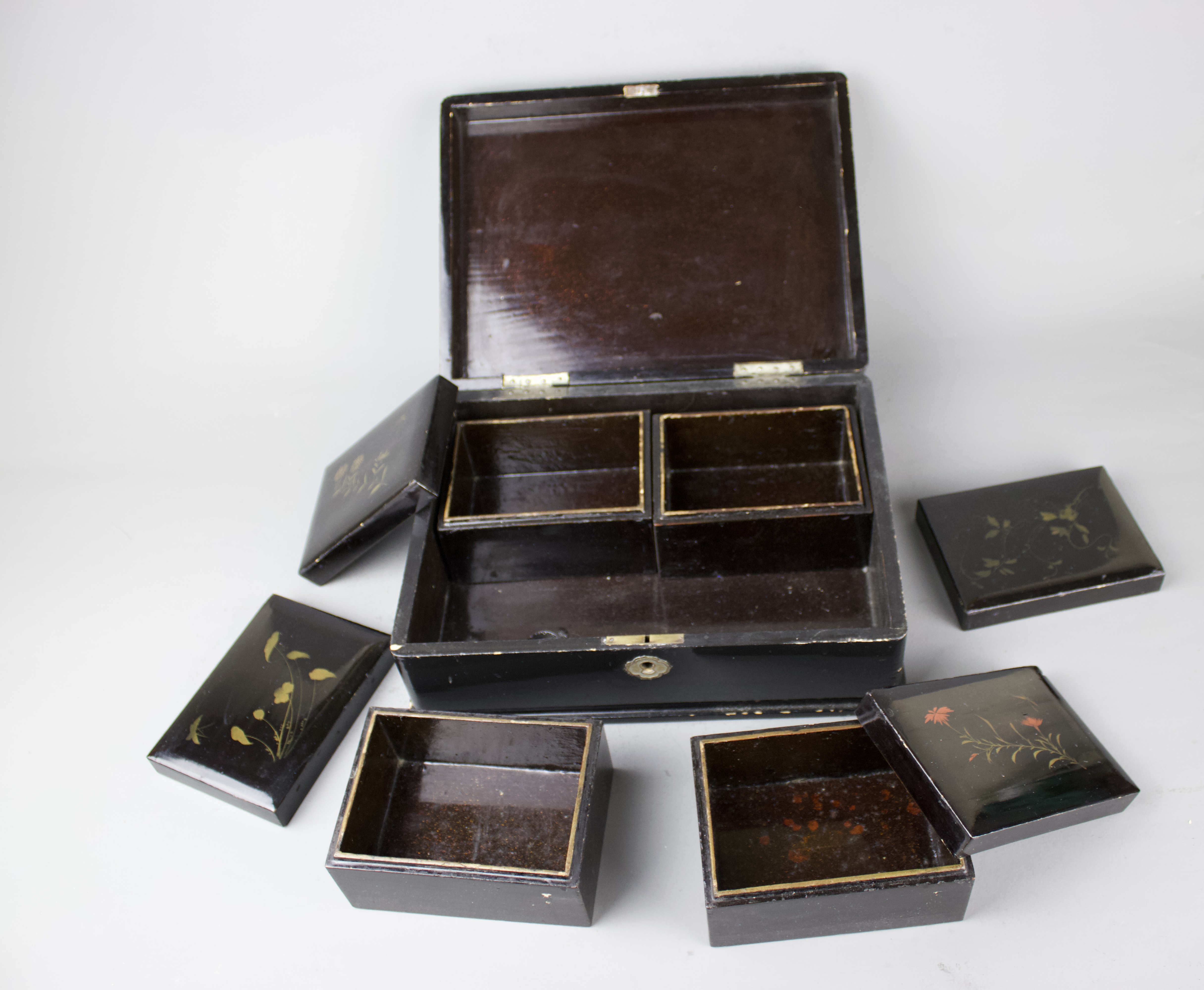 An Oriental lacquer wooden cards box, 19th/20th century. 24x18.5x9cm Four cards are painted on a - Image 5 of 6