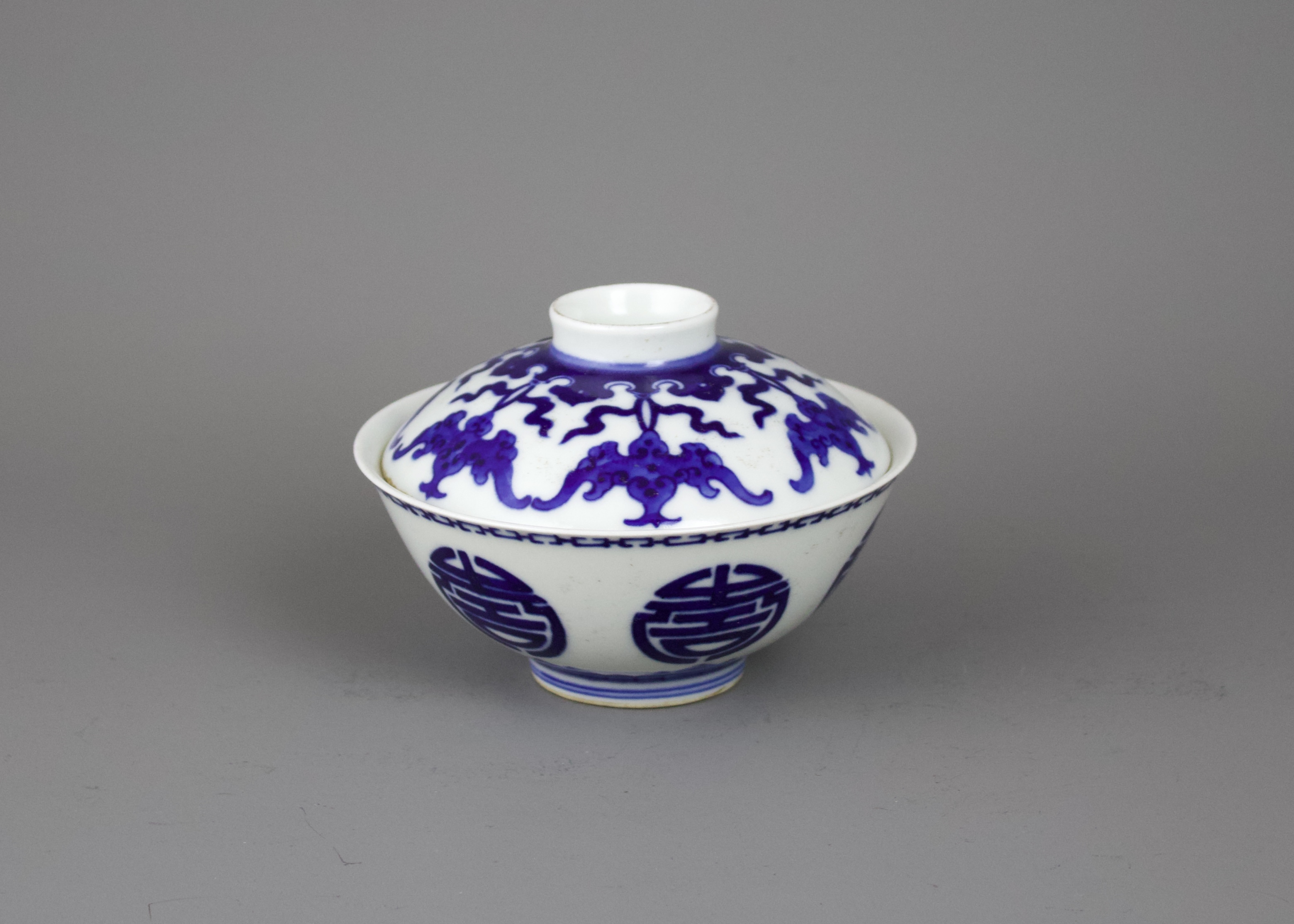 A blue and white bowl and cover, Yongzheng mark Decorated with shou characters and bats, six - Image 4 of 4