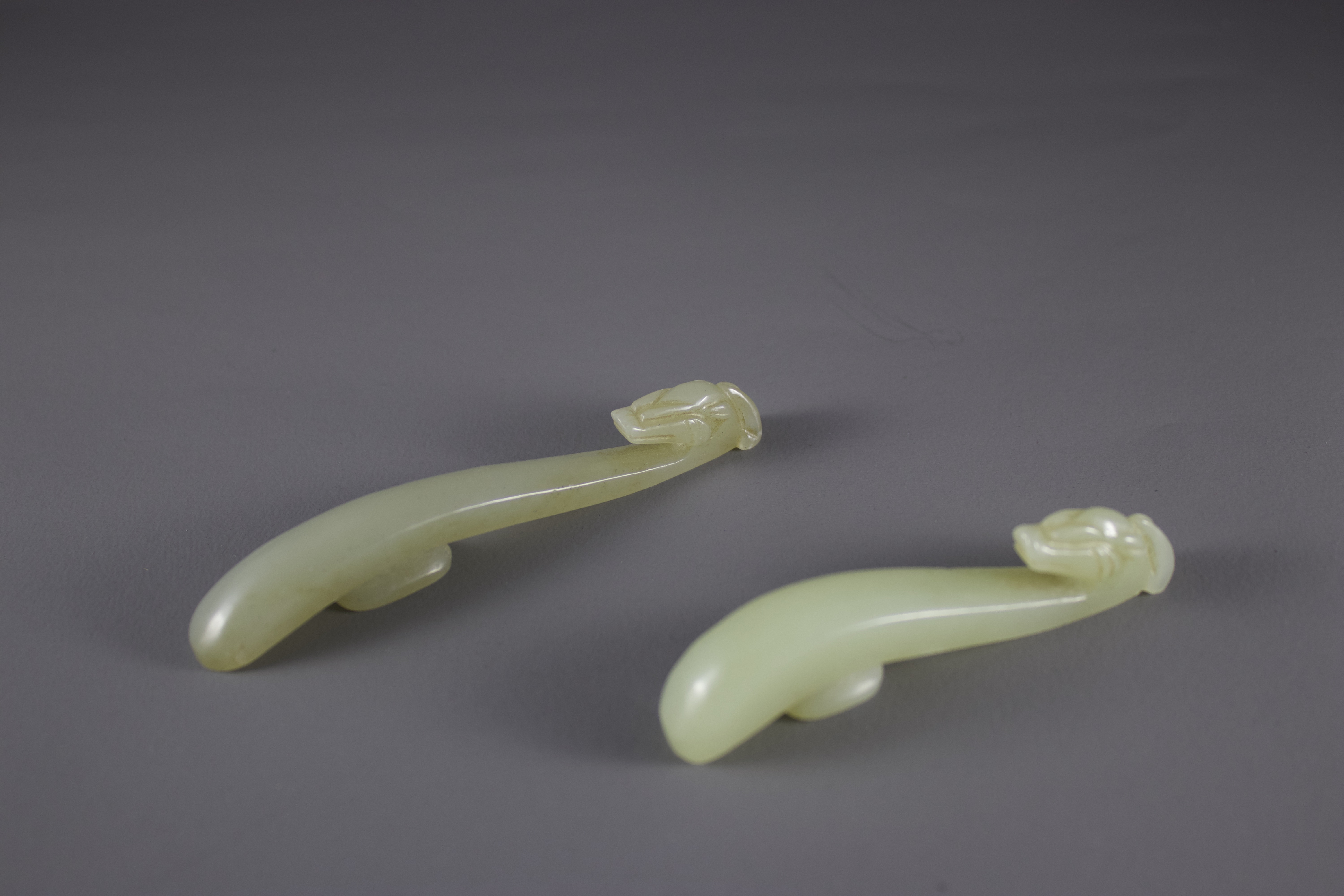 Two celadon Jade belthooks, Qing Dynasty L: 9.5cm Two celadon Jade belthooks, Qing dynasty With - Image 3 of 8