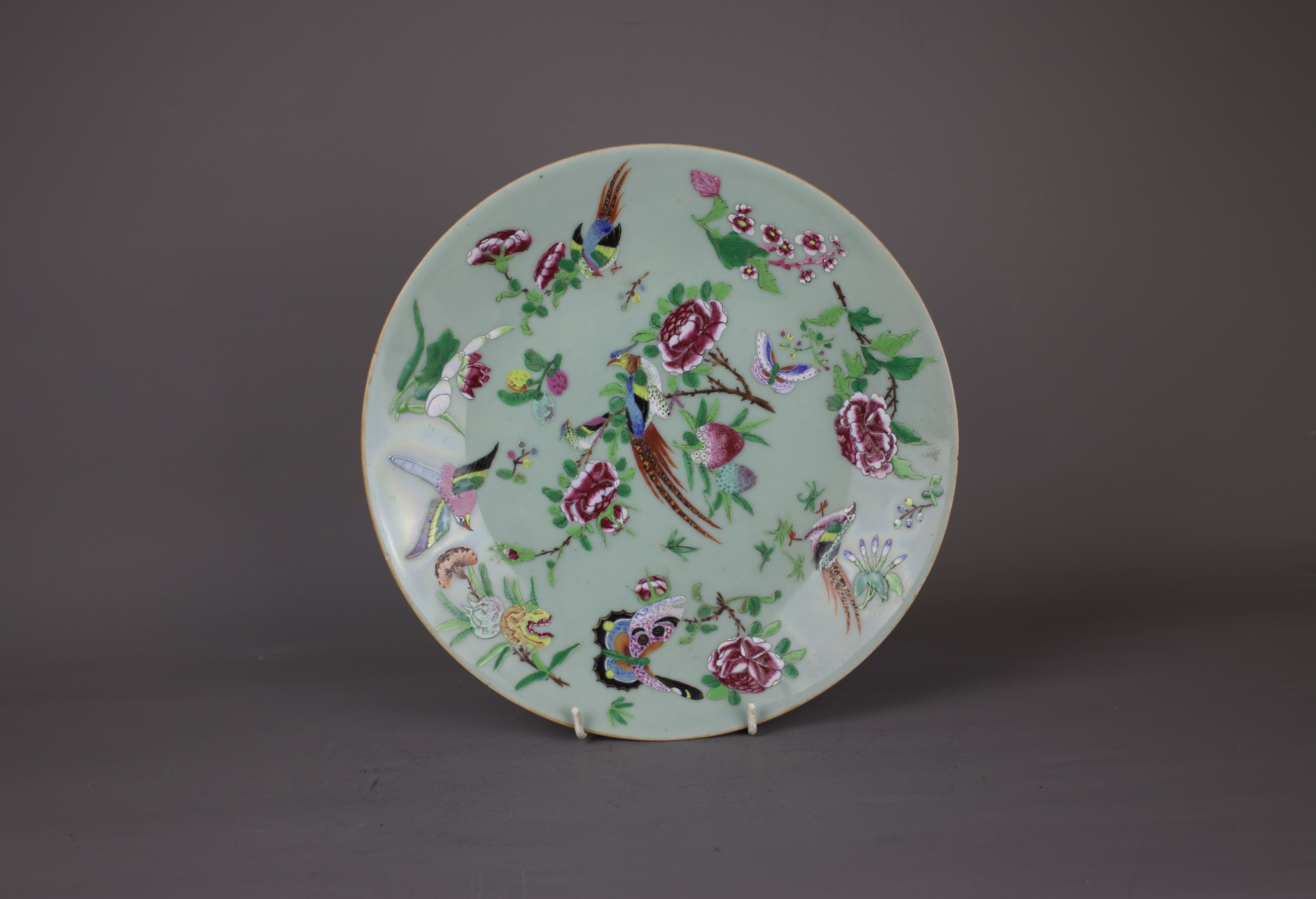 A Chinese famille rose porcelain plate, 19th century. H:26cm The plate is decorated with fruit,