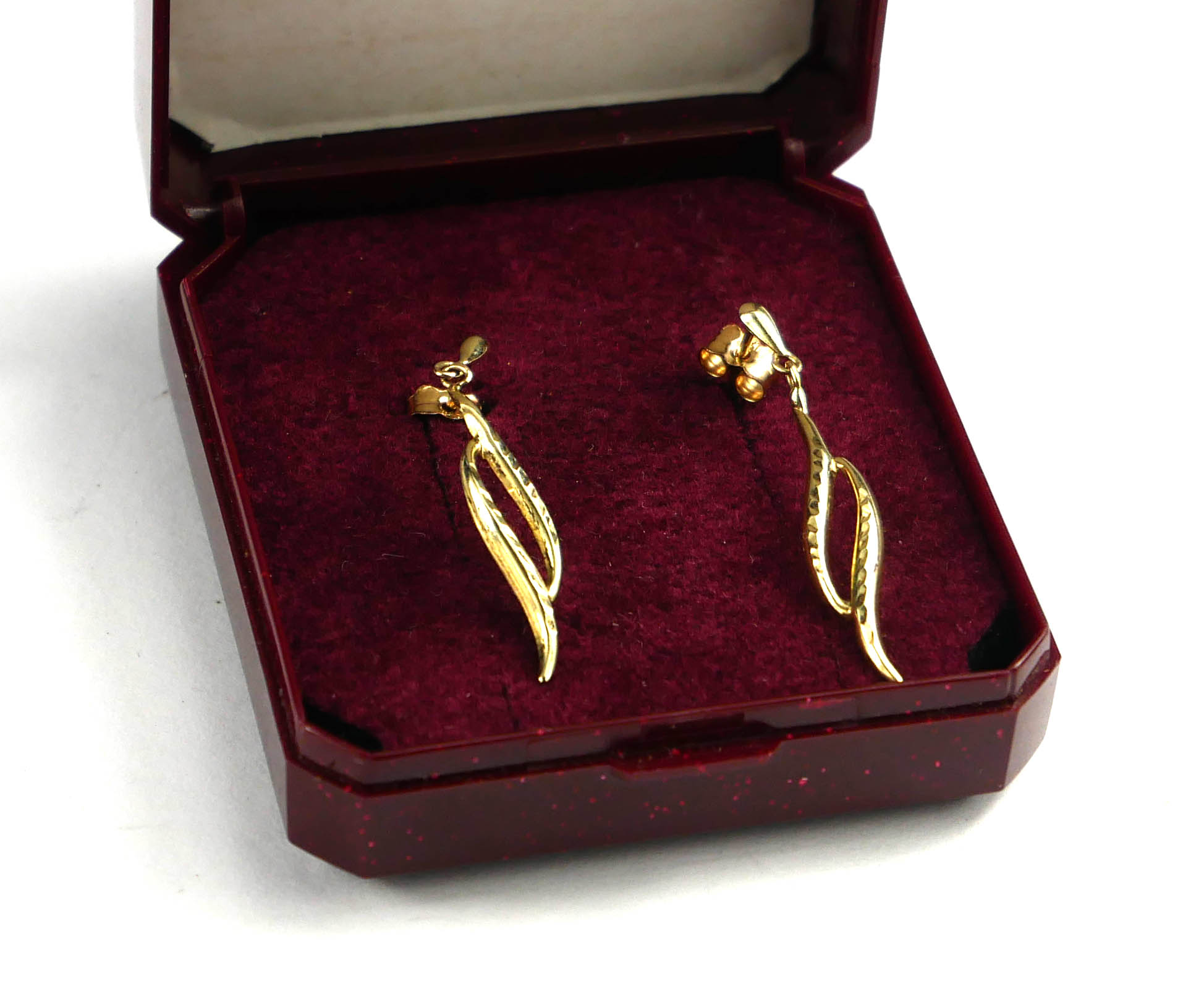 A PAIR OF 1970’S DELICATE 9CT GOLD LEAF EARRINGS In H. Samuel box. (length 3cm, approx weight 1g)