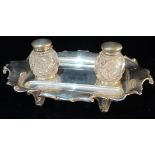WALKER AND HALL, AN EDWARDIAN STANDISH SHEFFIELD HALLMARKED SILVER INKSTAND Consisting of oblong