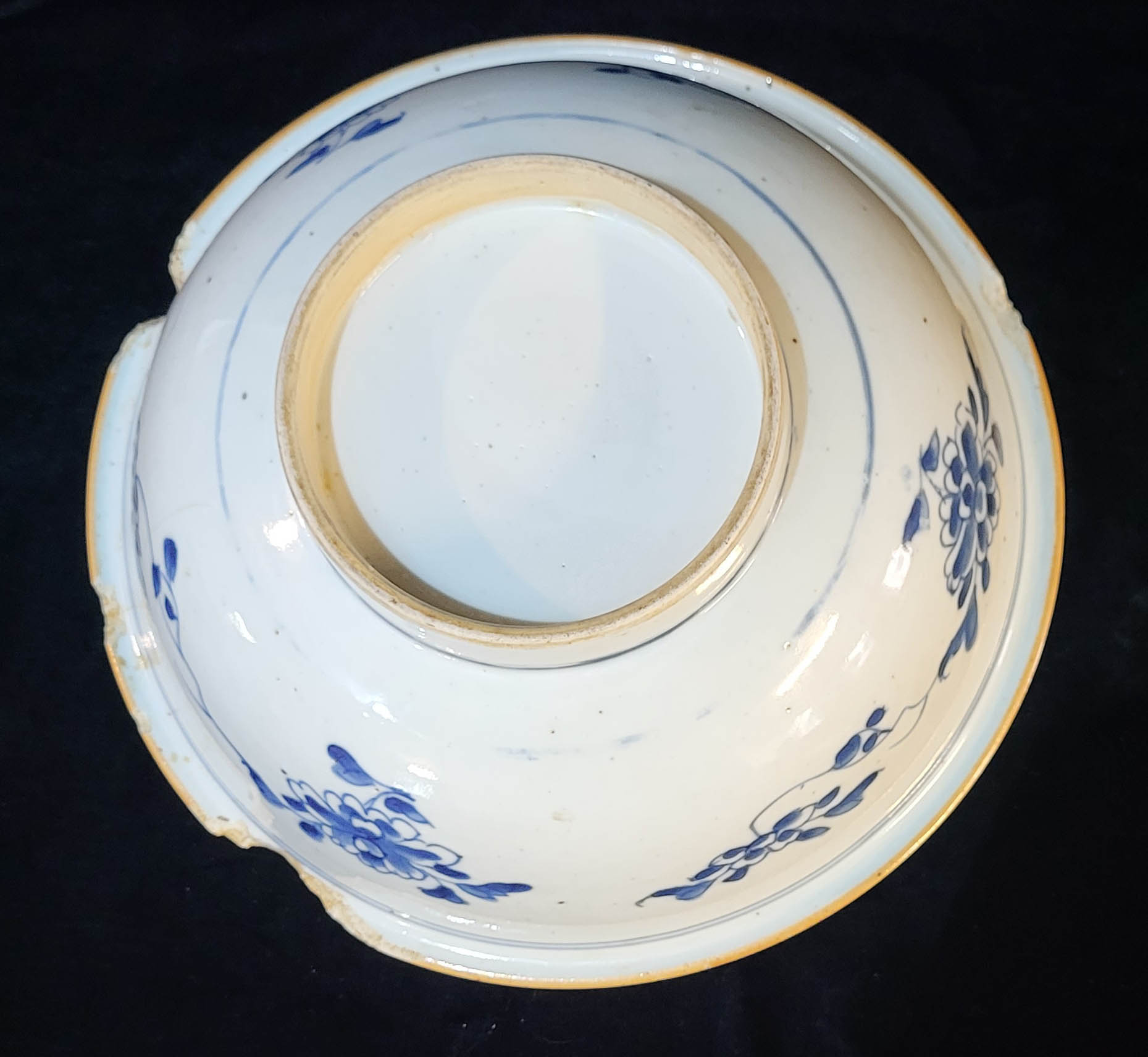 AN 18TH CENTURY CHINESE PORCELAIN CYLINDRICAL BLUE AND WHITE TANKARD Decorated with a continuous - Image 3 of 4