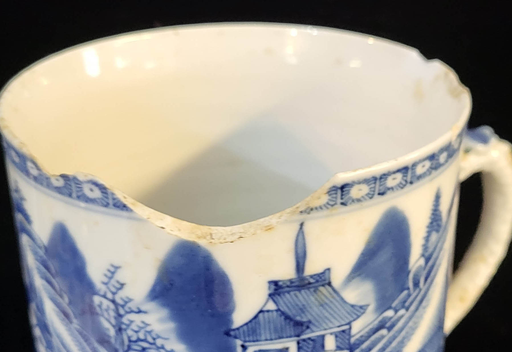 AN 18TH CENTURY CHINESE PORCELAIN CYLINDRICAL BLUE AND WHITE TANKARD Decorated with a continuous - Image 4 of 4