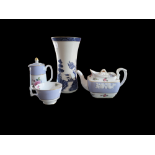 SPODE, AN EARLY 20TH CENTURY BATCHELOR’S TEA SET Comprising a teapot, hotwater jug and single cup,