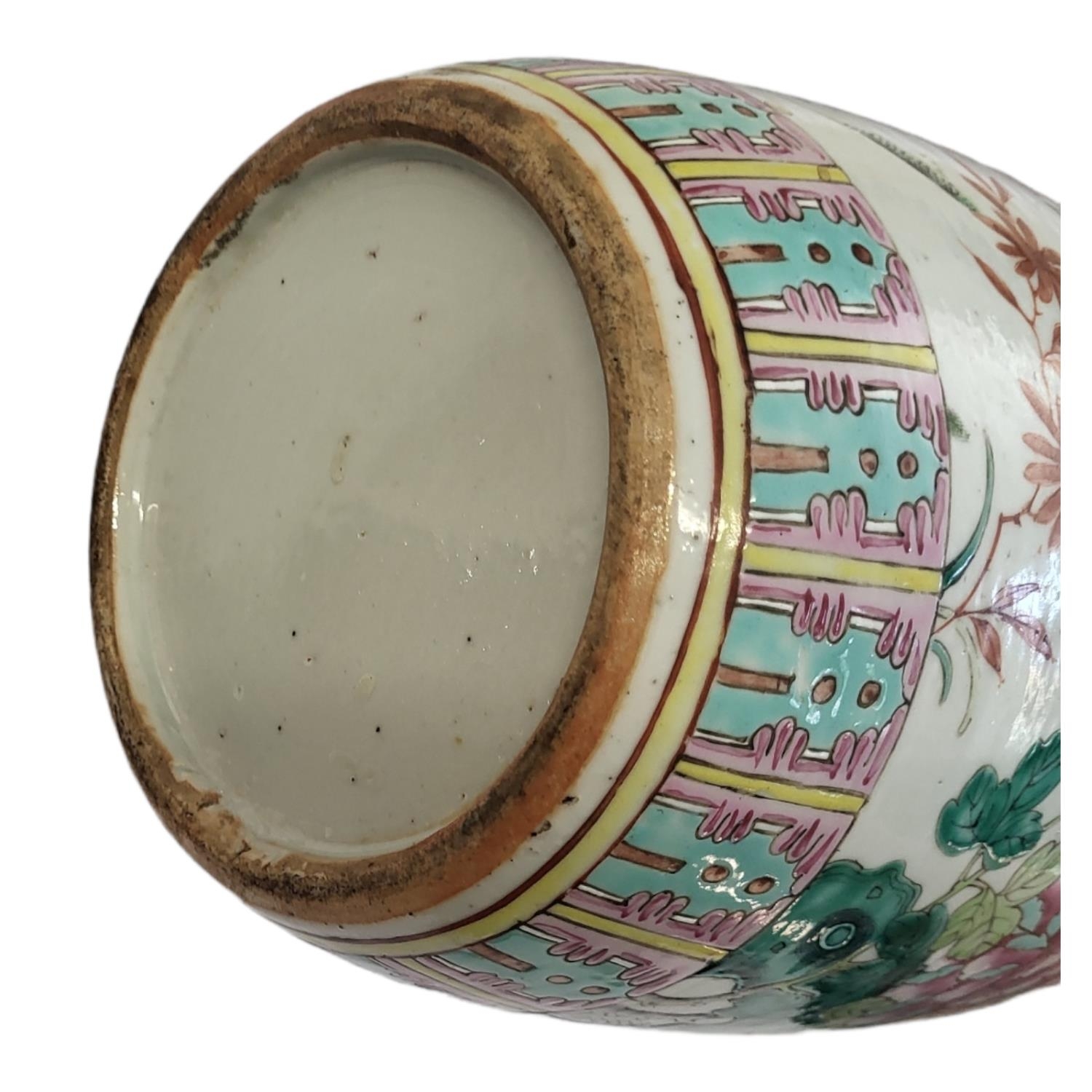 A LATE 18TH/EARLY 19TH CENTURY CHINESE FAMILLE ROSE PORCELAIN JAR AND COVER Having a pierced - Image 5 of 5