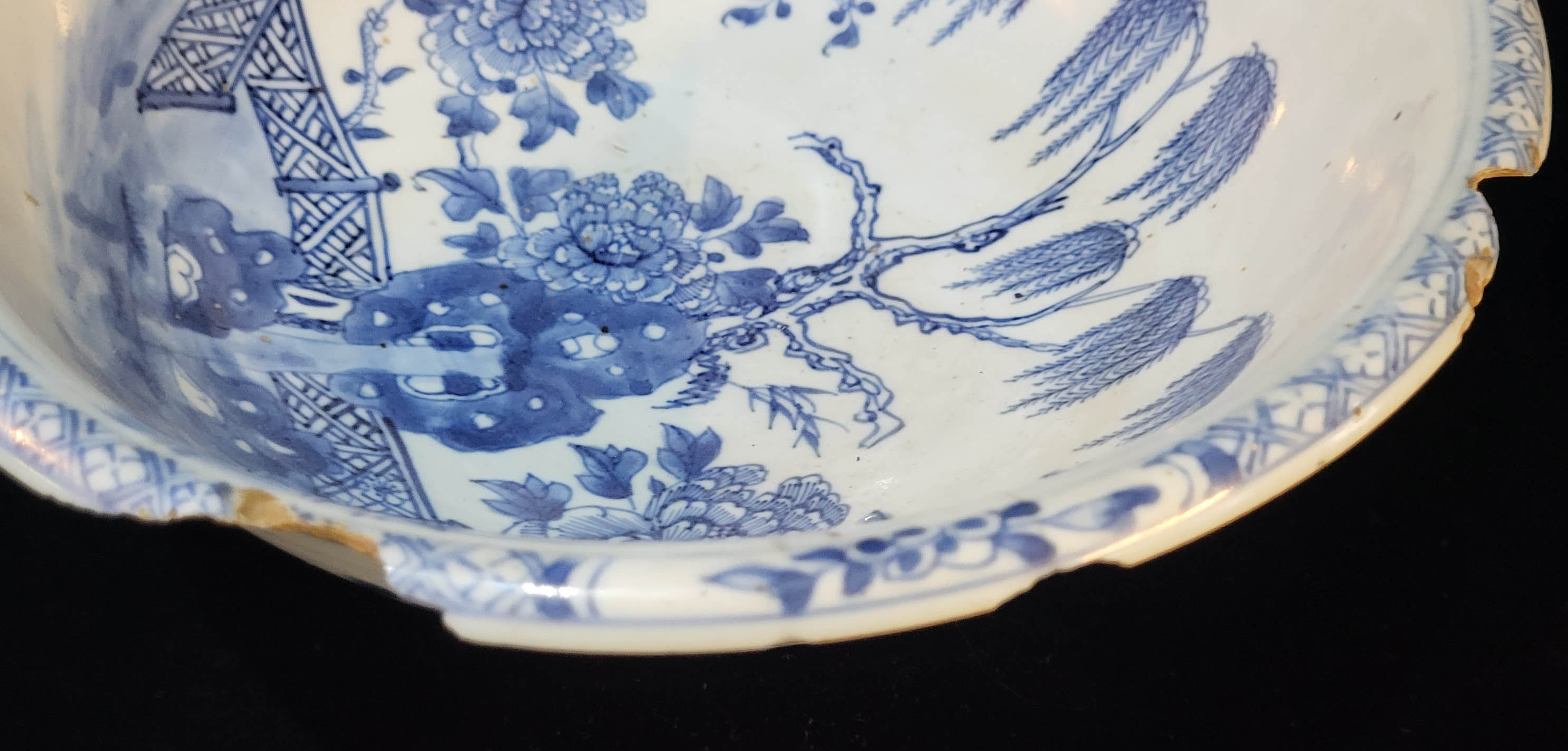 AN 18TH CENTURY CHINESE PORCELAIN CYLINDRICAL BLUE AND WHITE TANKARD Decorated with a continuous - Image 2 of 4