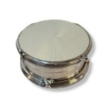 AN EDWARDIAN HALLMARKED SILVER GUILLOCHÉ ENAMELLED LADIES’ CIRCULAR TRINKET BOX AND COVER, CIRCA