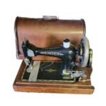 AN EARLY 20TH CENTURY OAK CASED VINTAGE SINGER SEWING MACHINE Impressed serial number ‘7178835’,