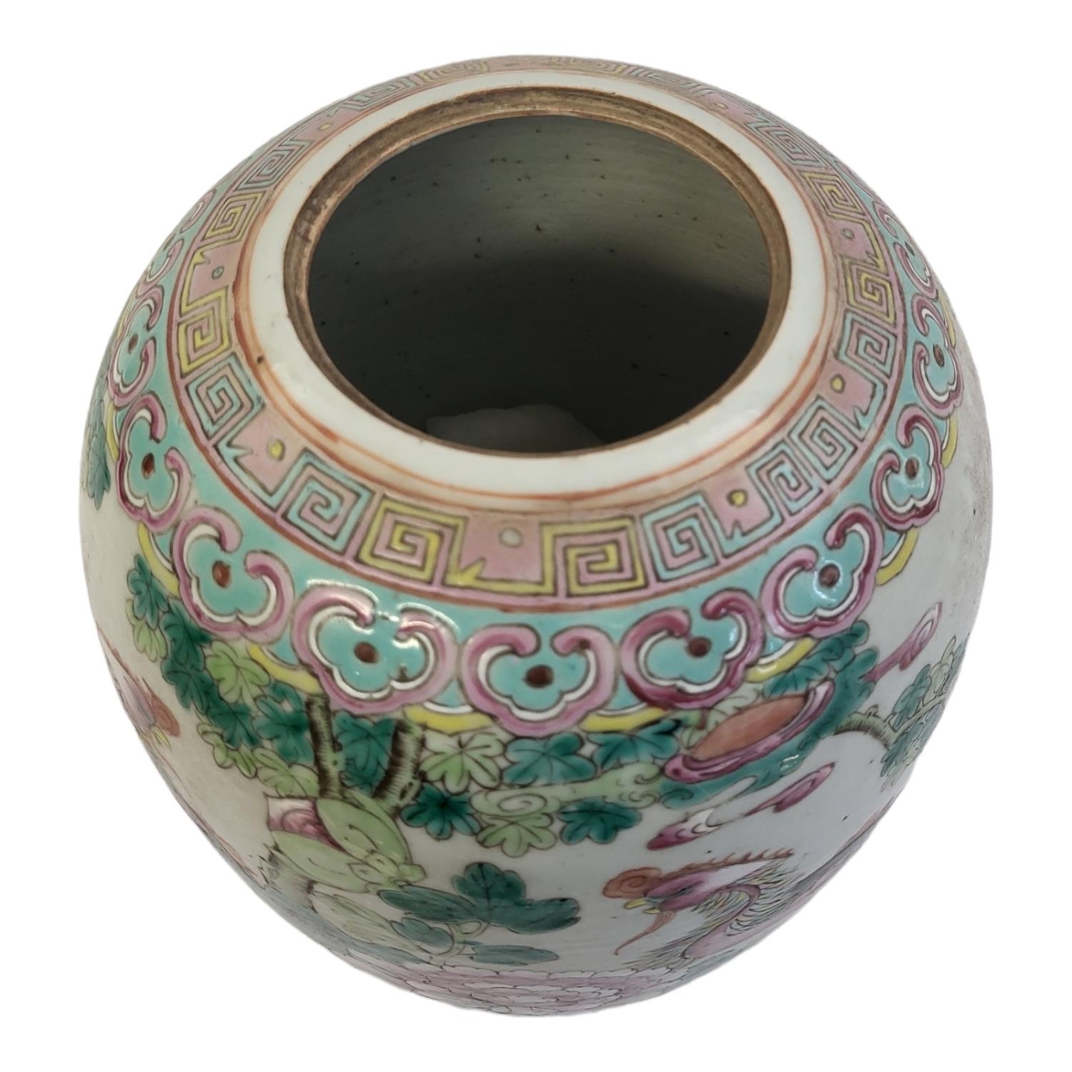 A LATE 18TH/EARLY 19TH CENTURY CHINESE FAMILLE ROSE PORCELAIN JAR AND COVER Having a pierced - Image 4 of 5