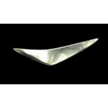 HANS HENDERSON, DENMARK, A STYLISH 1960’S DESIGN STERLING SILVER ARROW BROOCH Signed verso,