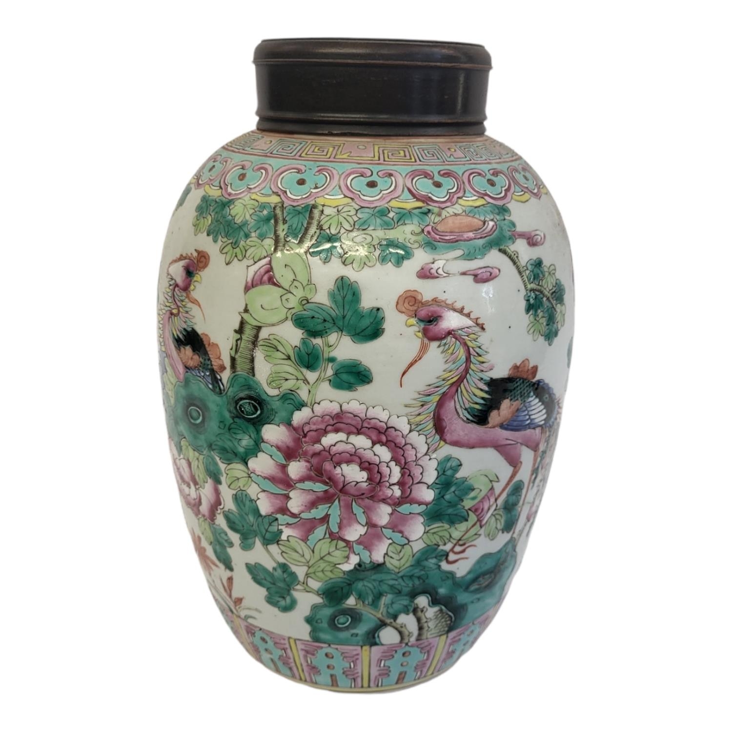 A LATE 18TH/EARLY 19TH CENTURY CHINESE FAMILLE ROSE PORCELAIN JAR AND COVER Having a pierced - Image 2 of 5