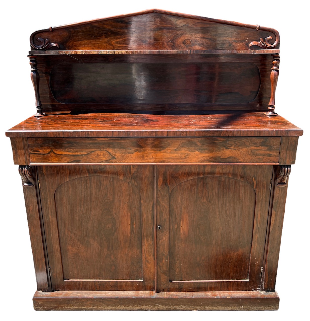 AN EARLY 19TH CENTURY ROSEWOOD CHIFFONIER, the architecture back above a large single