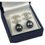 A PAIR 18CT WHITE GOLD DIAMOND CROSS OVER AND BLACK PEARL DROP EARRINGS. (Approx diamonds 0.47ct)