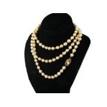 A 14CT GOLD CLASPED PEARL NECKLACE, POSSIBLY SOUTH SEA PEARLS Having a mixture of drop and baroque