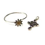 A TIFFANY & CO. STYLE SILVER DAISY BRACELET TOGETHER WITH A SILVER AMETHYST PENDANT.