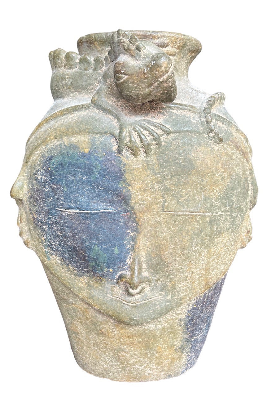 A LARGE DECORATIVE ASIAN POTTERY FACIAL MASK VASE WITH LIZARD HEADDRESS. (H 46cm x W 35cm x D 23cm) - Image 4 of 17