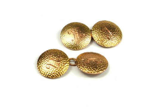 A VINTAGE PAIR OF 9CT GOLD GENT’S SPHERICAL CUFFLINKS With textured decoration and engraved - Image 1 of 2