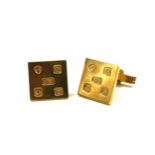 A VINTAGE PAIR OF 9CT GOLD GENT’S SQUARE CUFFLINKS Hallmarked Sheffield, 1976. (approx 1.5cm)