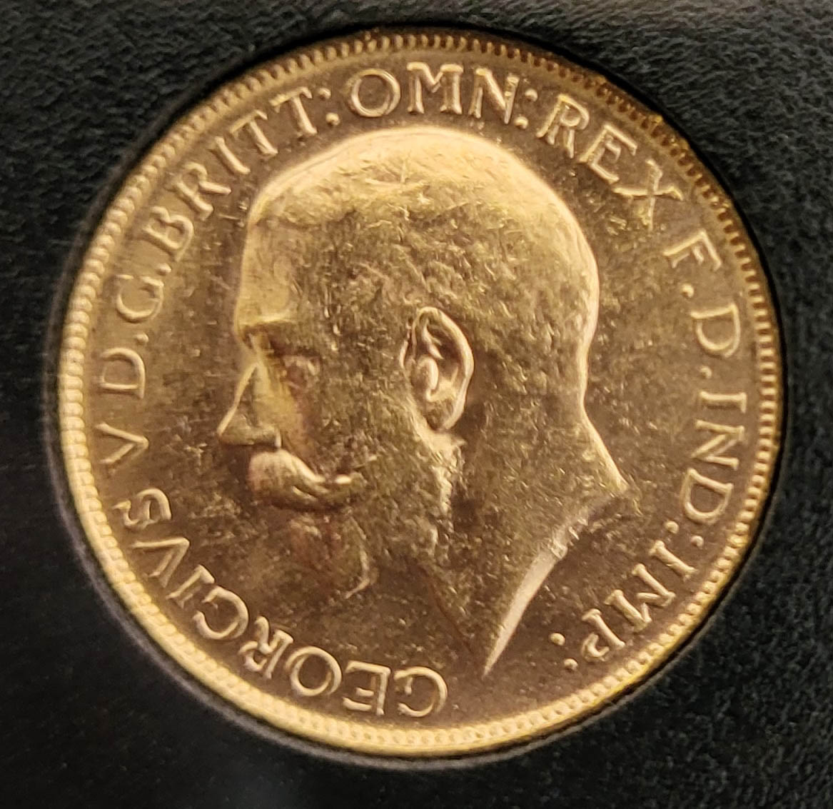 A PAIR OF WWI 22CT GOLD FULL SOVEREIGN COINS, DATED 1914 AND 1918 With George and Dragon design to - Image 8 of 9