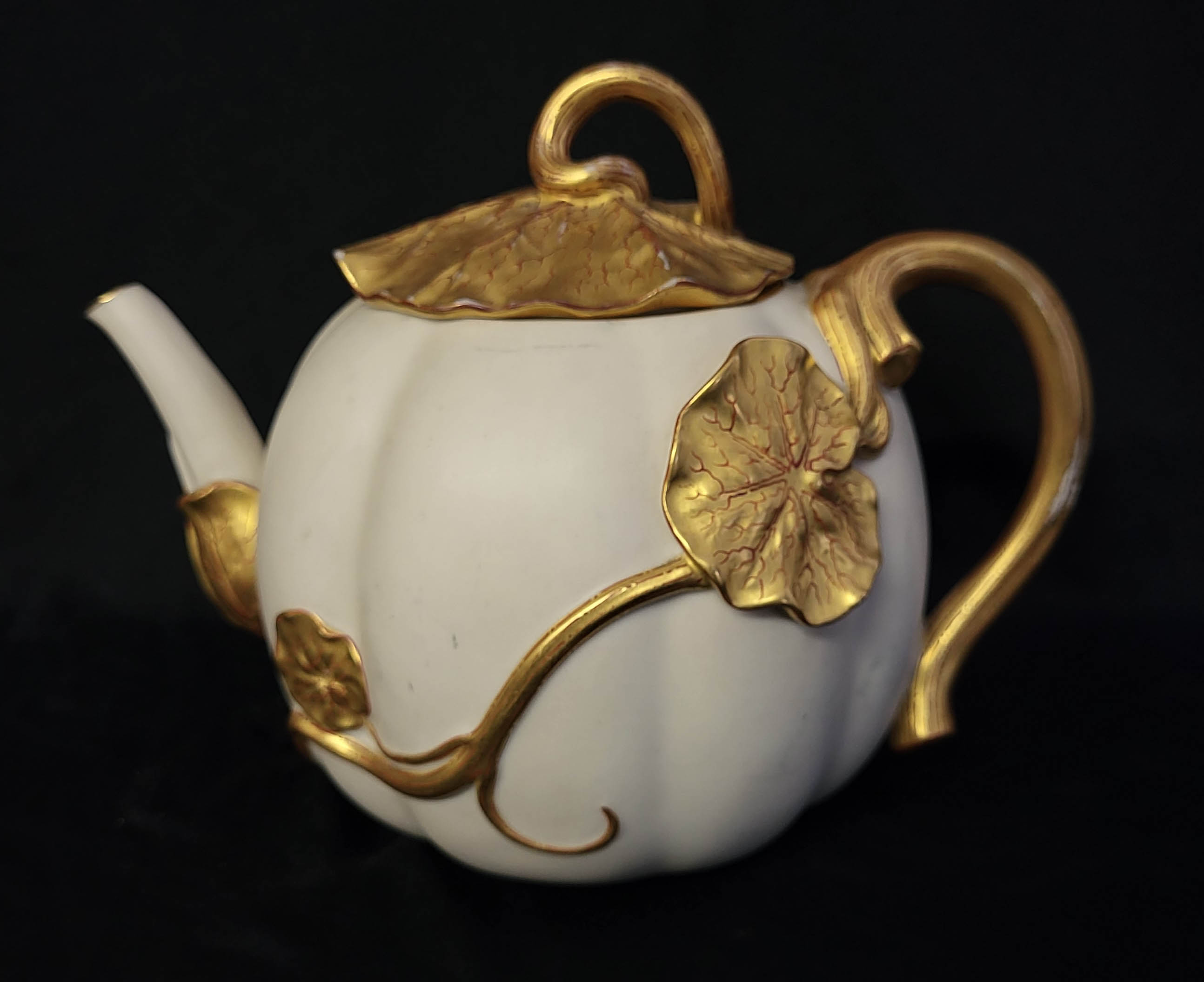 ROYAL WORCESTER, A FINE LATE 19TH CENTURY AESTHETIC MOVEMENT IVORY GLAZED LILYPAD TEAPOT The body - Image 2 of 15