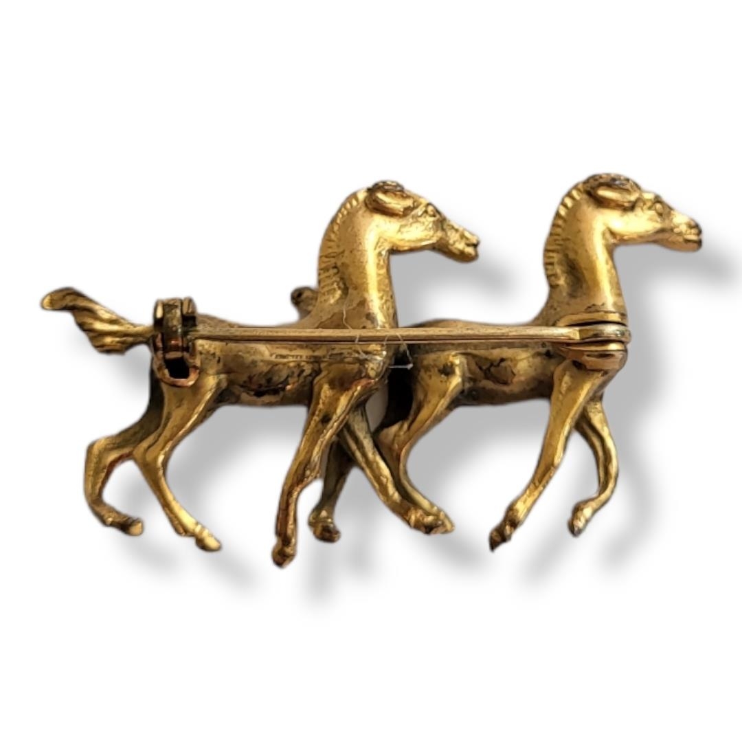 A VINTAGE YELLOW METAL EQUESTRIAN BROOCH Two horseman standing pose. (approx 4.5cm) Condition: good - Image 3 of 3