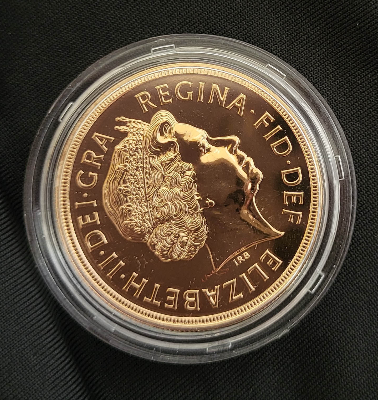 A 22CT GOLD FIVE POUND BRILLIANT UNCIRCULATED COIN, DATED 2010 With George and Dragon to reverse, in - Image 4 of 5